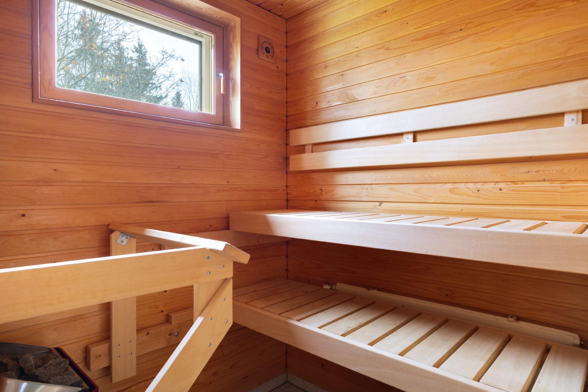 Ikkunallinen sauna.