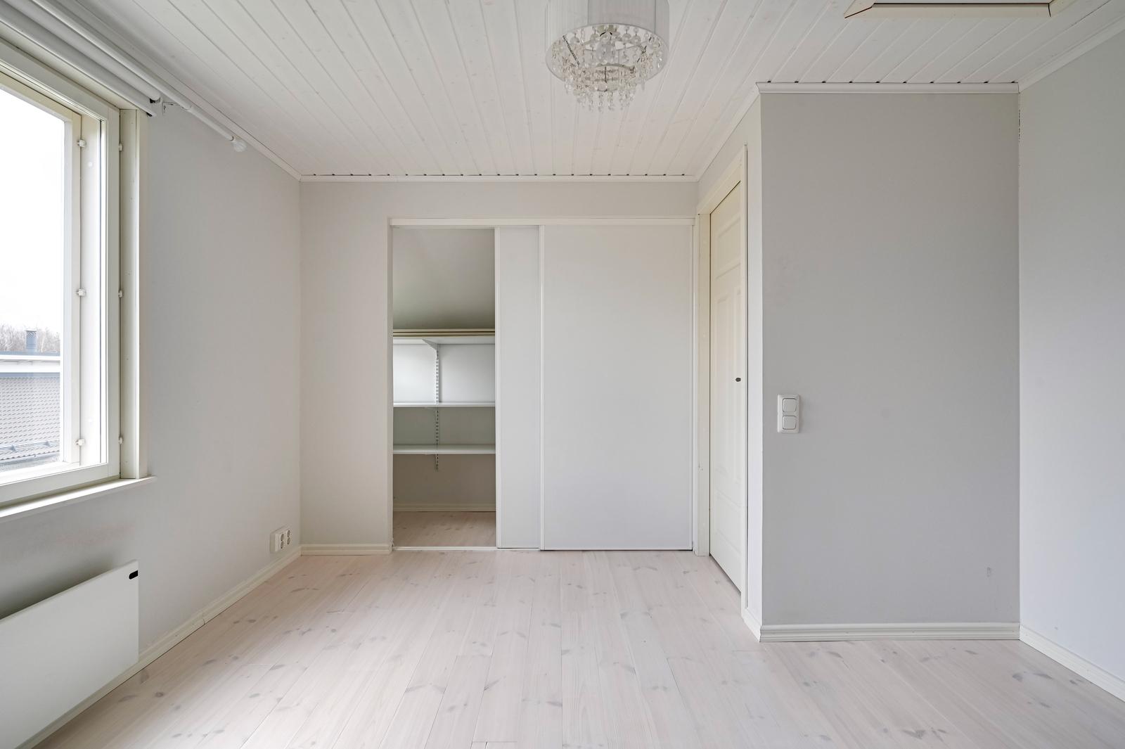 Yläkerran makuuhuone 1