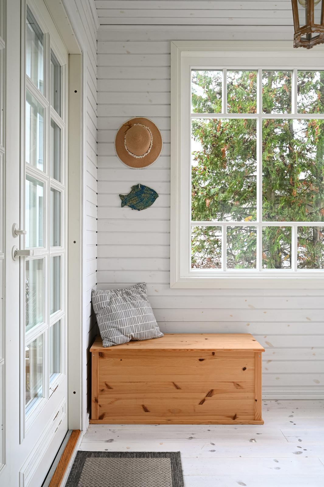 Kuistin kautta käynti puutarhaan