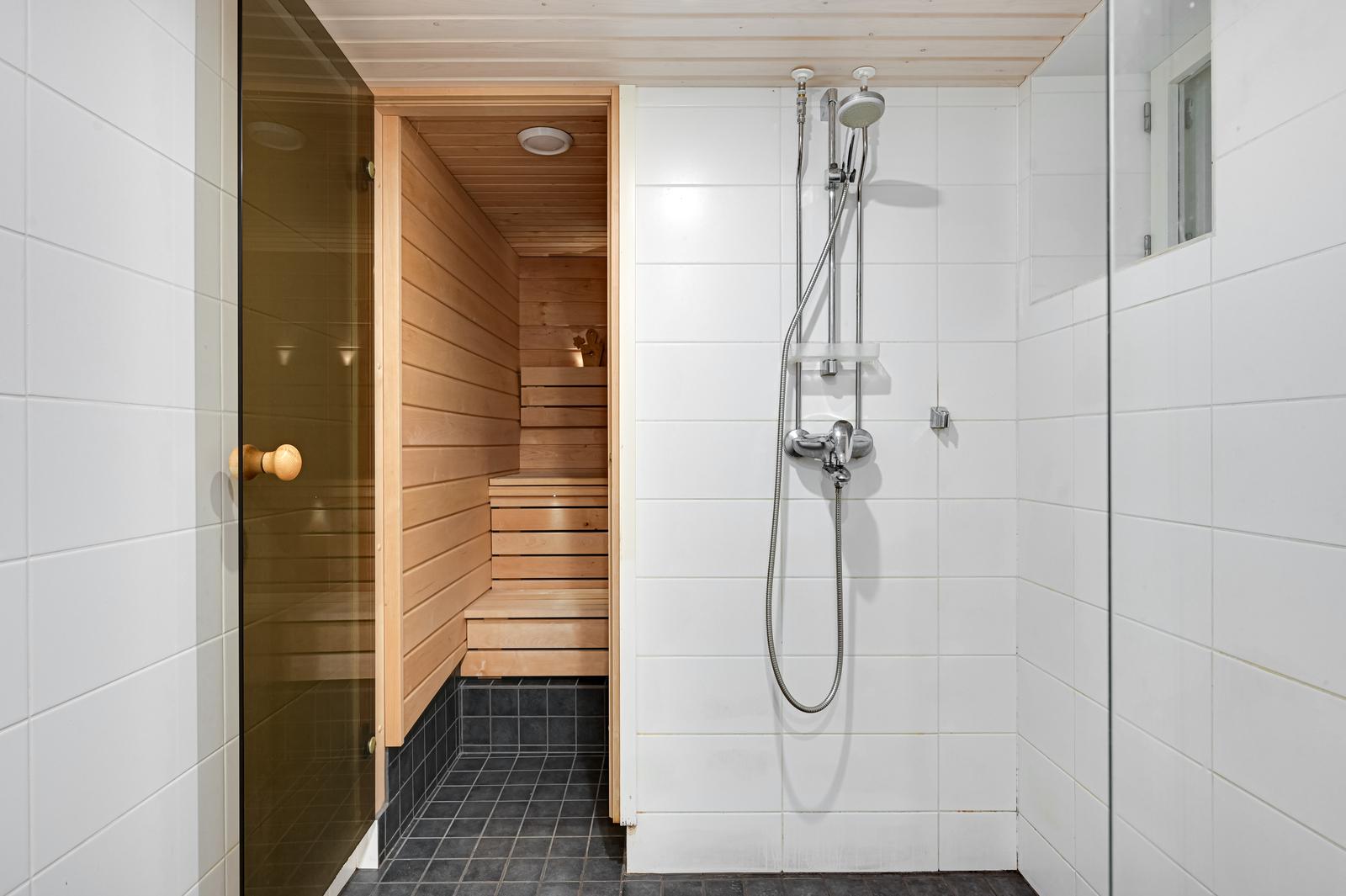 Kellarissa suihku ja sauna