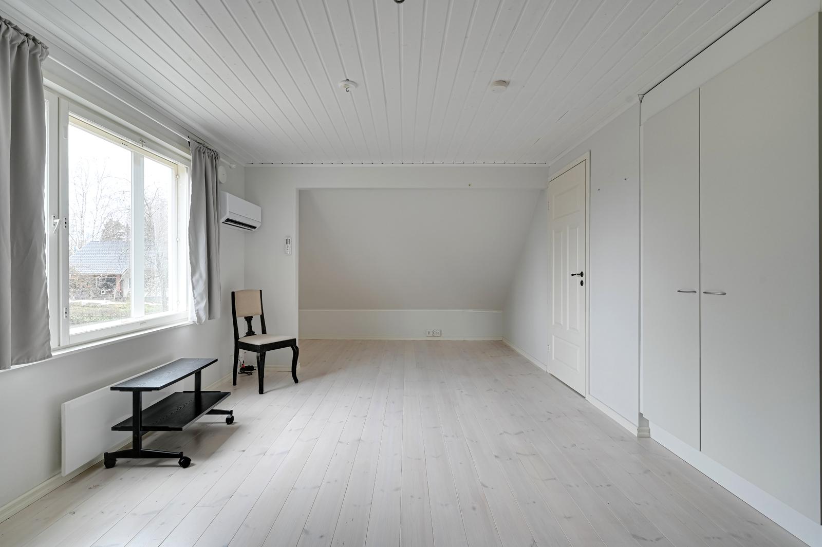 Yläkerran makuuhuone 2