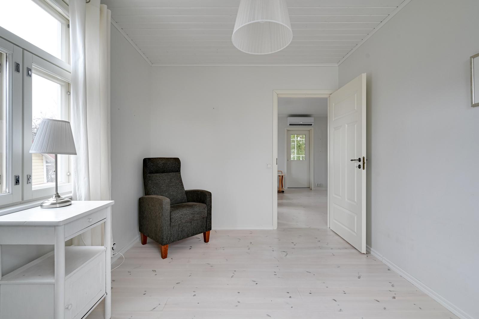 Alakerran makuuhuone