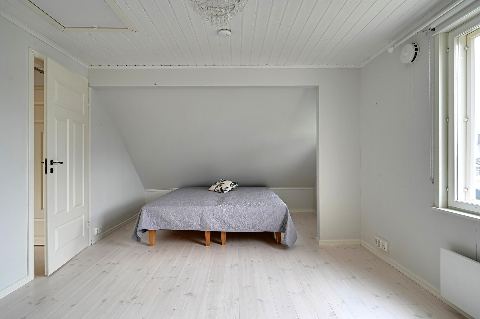 Yläkerran makuuhuone 2