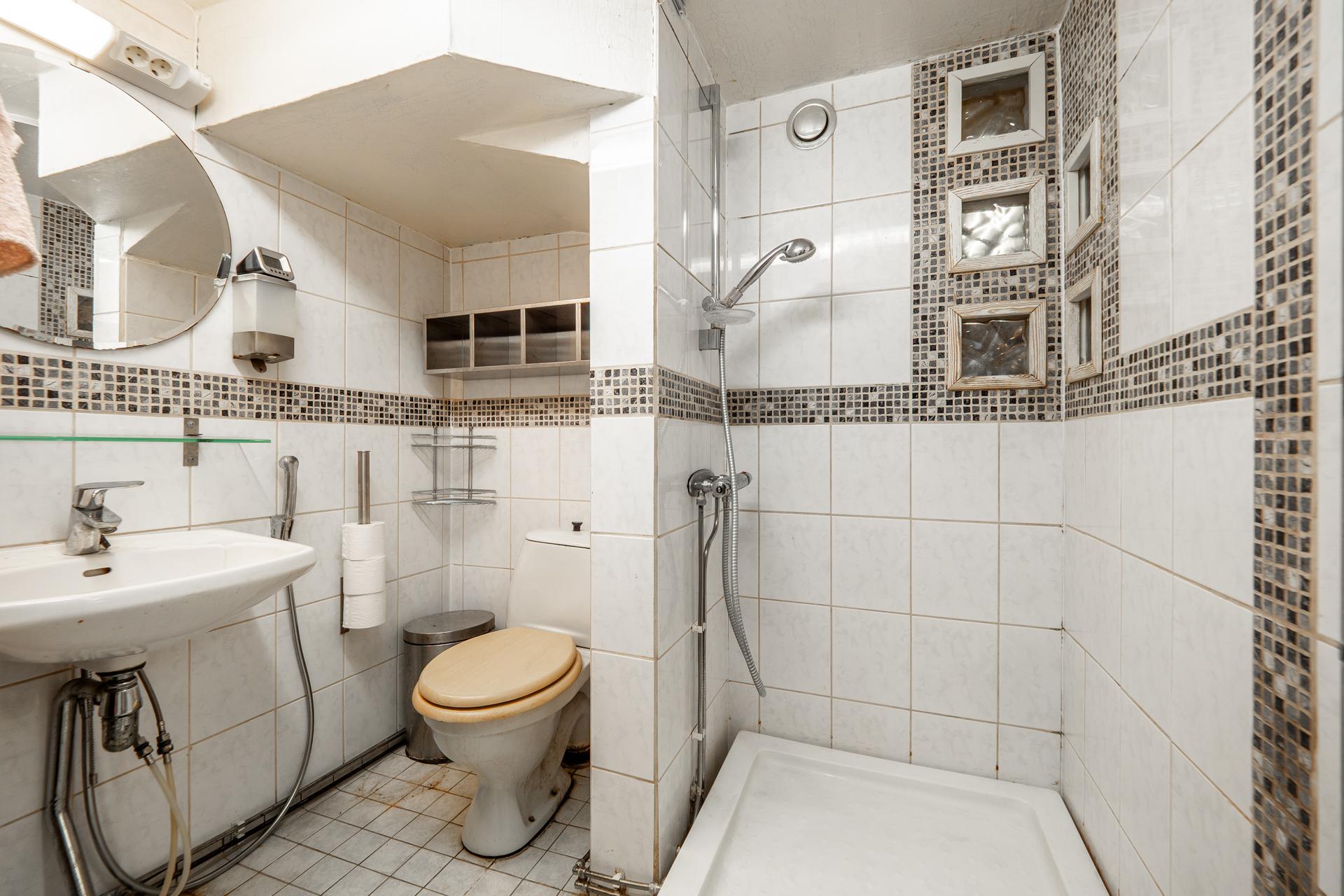 Yläkerran wc-/suihkutila