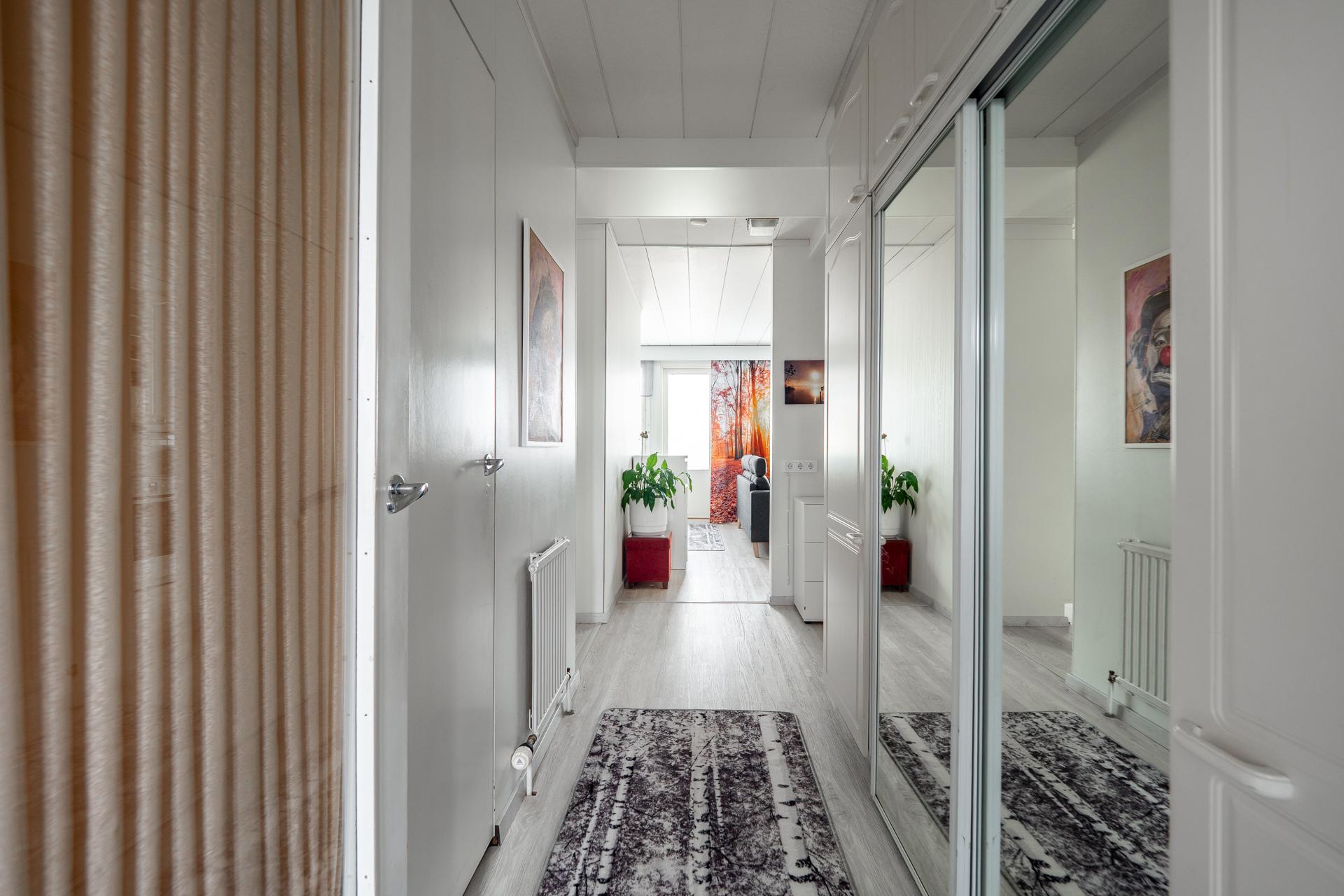 Näkymä ulko-ovelta