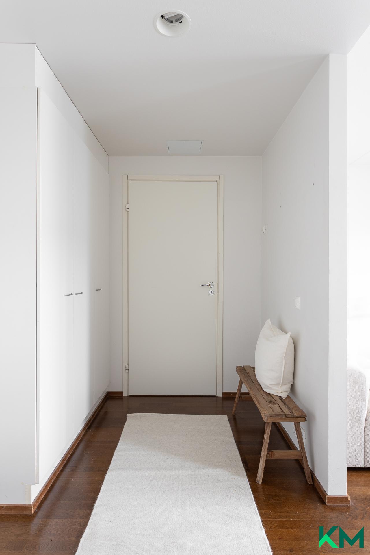 Eteisessä riittävästi kaappitilaa