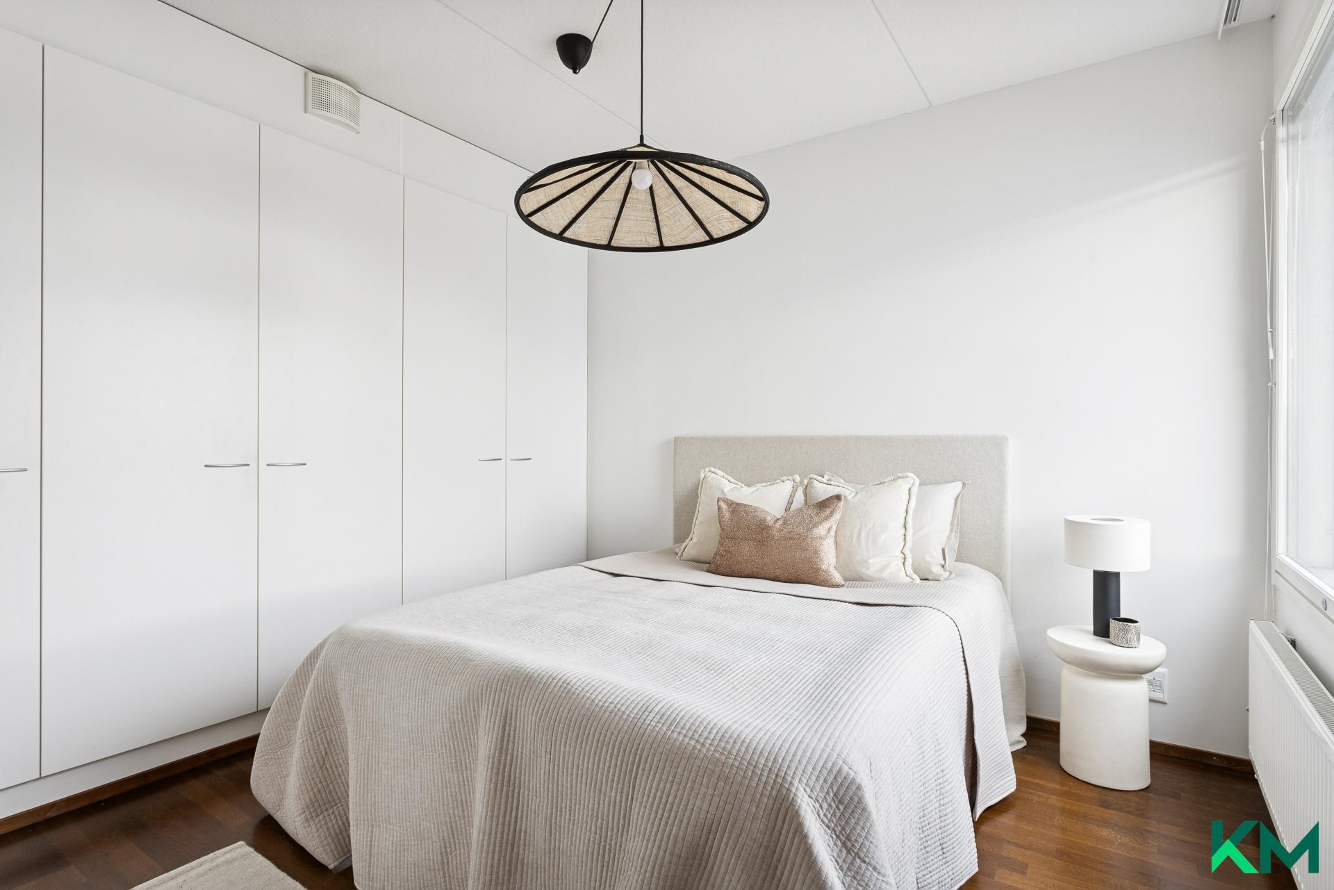 Makuuhuoneessa sopivasti säilytystilaa