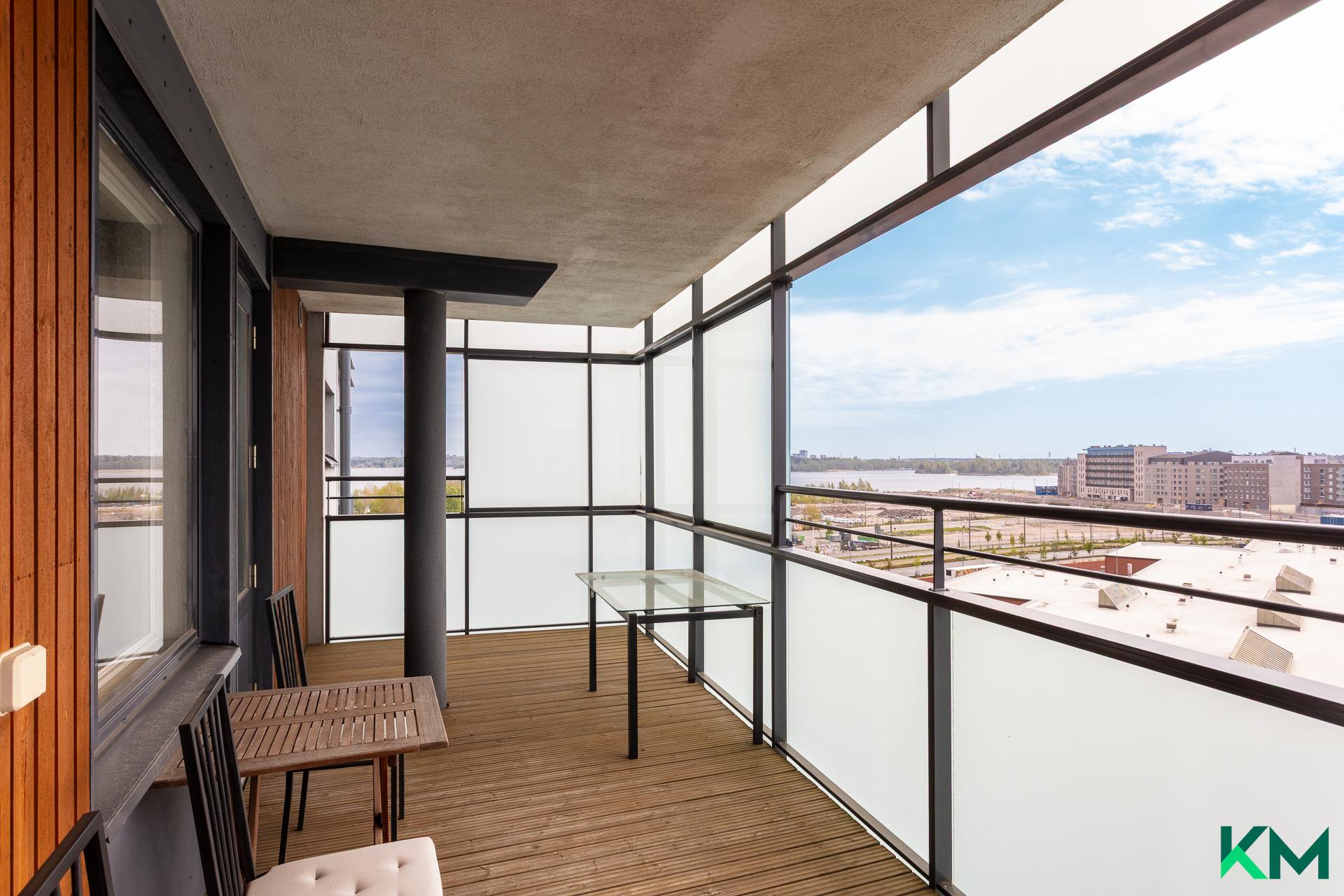 Taloyhtiön saunaosaston parveke