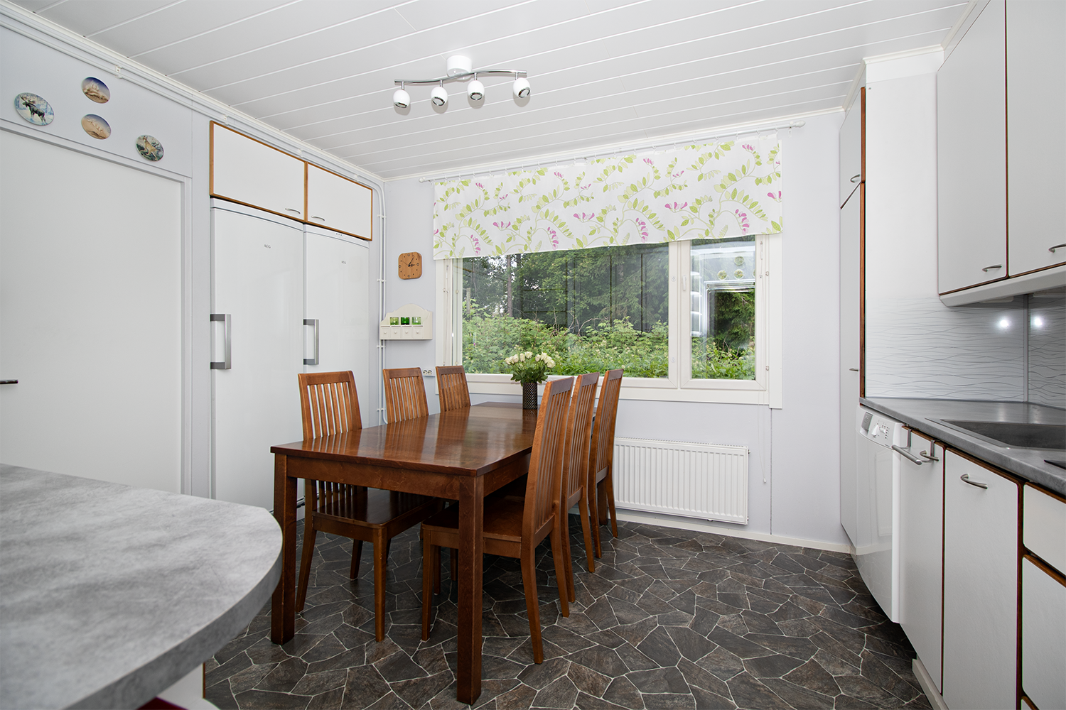 Keittiöön mahtuu isokin ruokailuryhmä