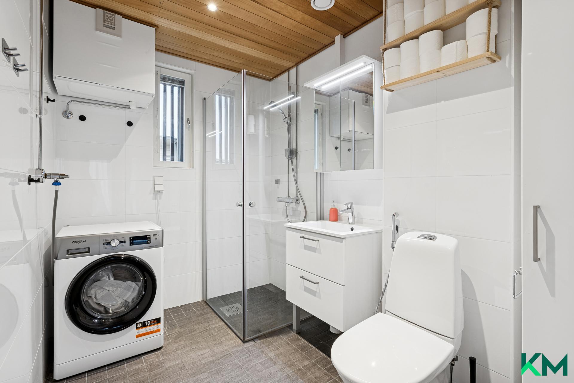 Yläkerran kylpyhuone