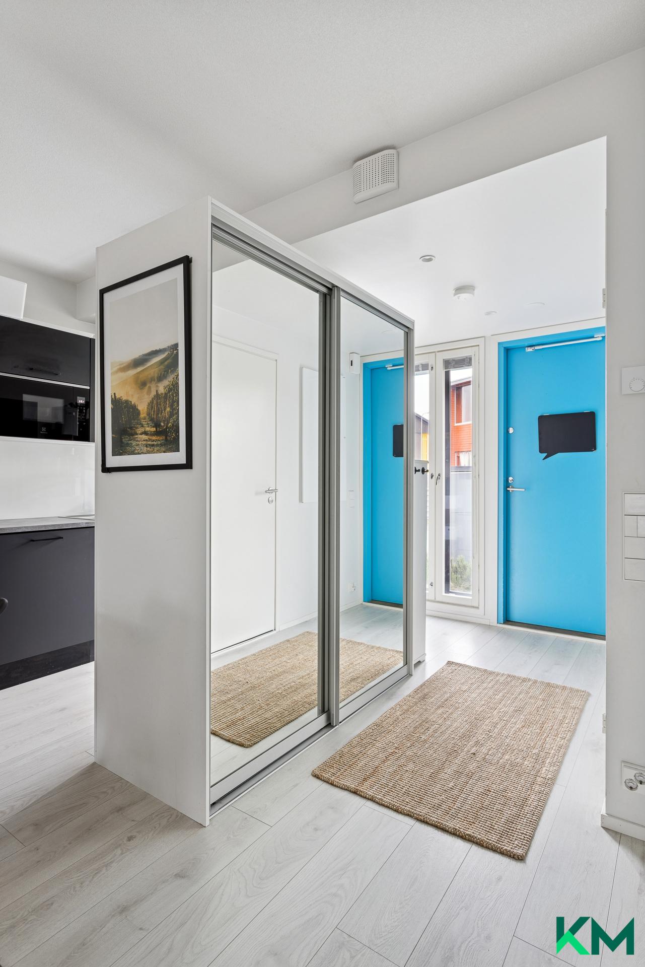 Eteisessä hyvin säilytystilaa 