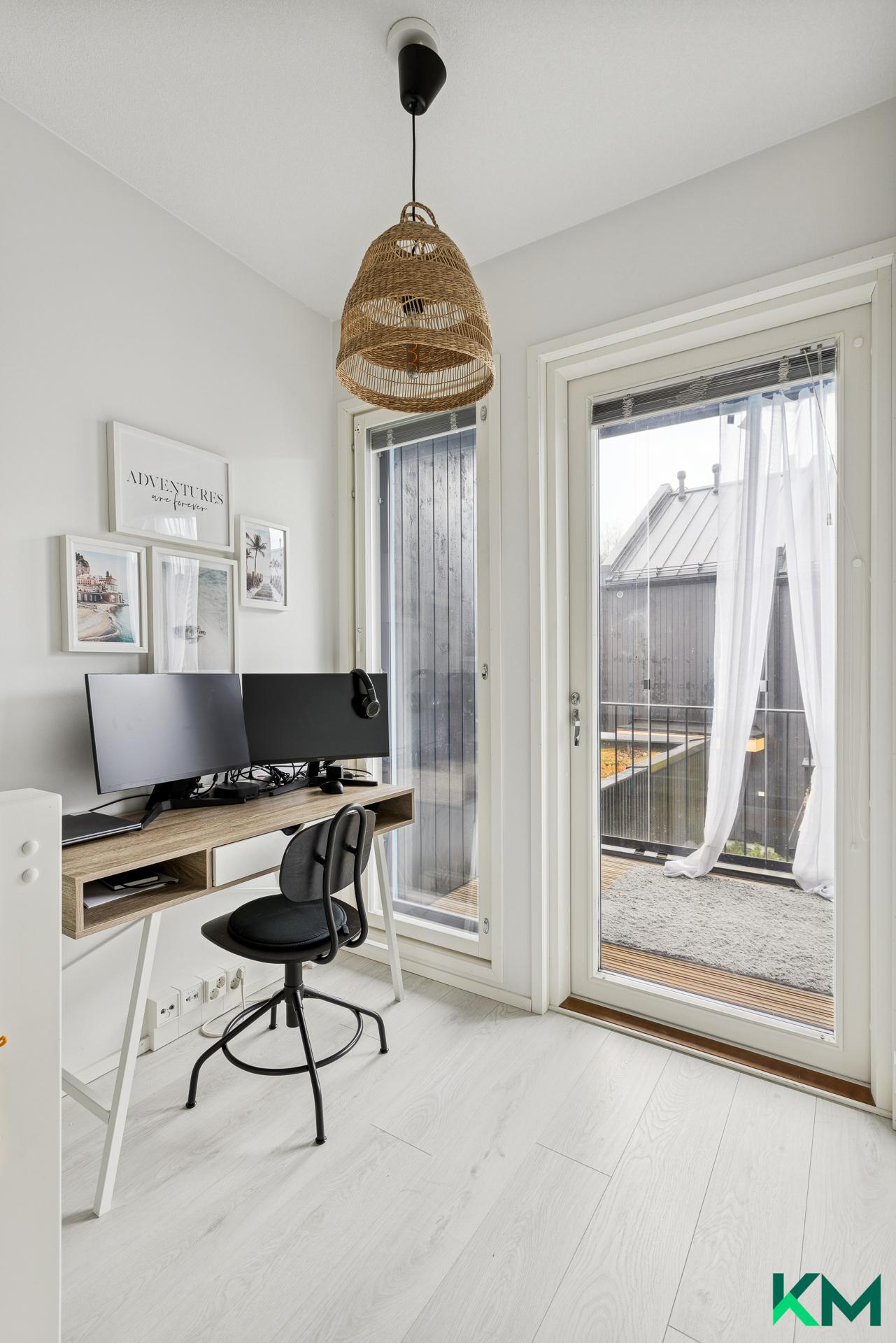 Aulasta käynti parvekkeelle