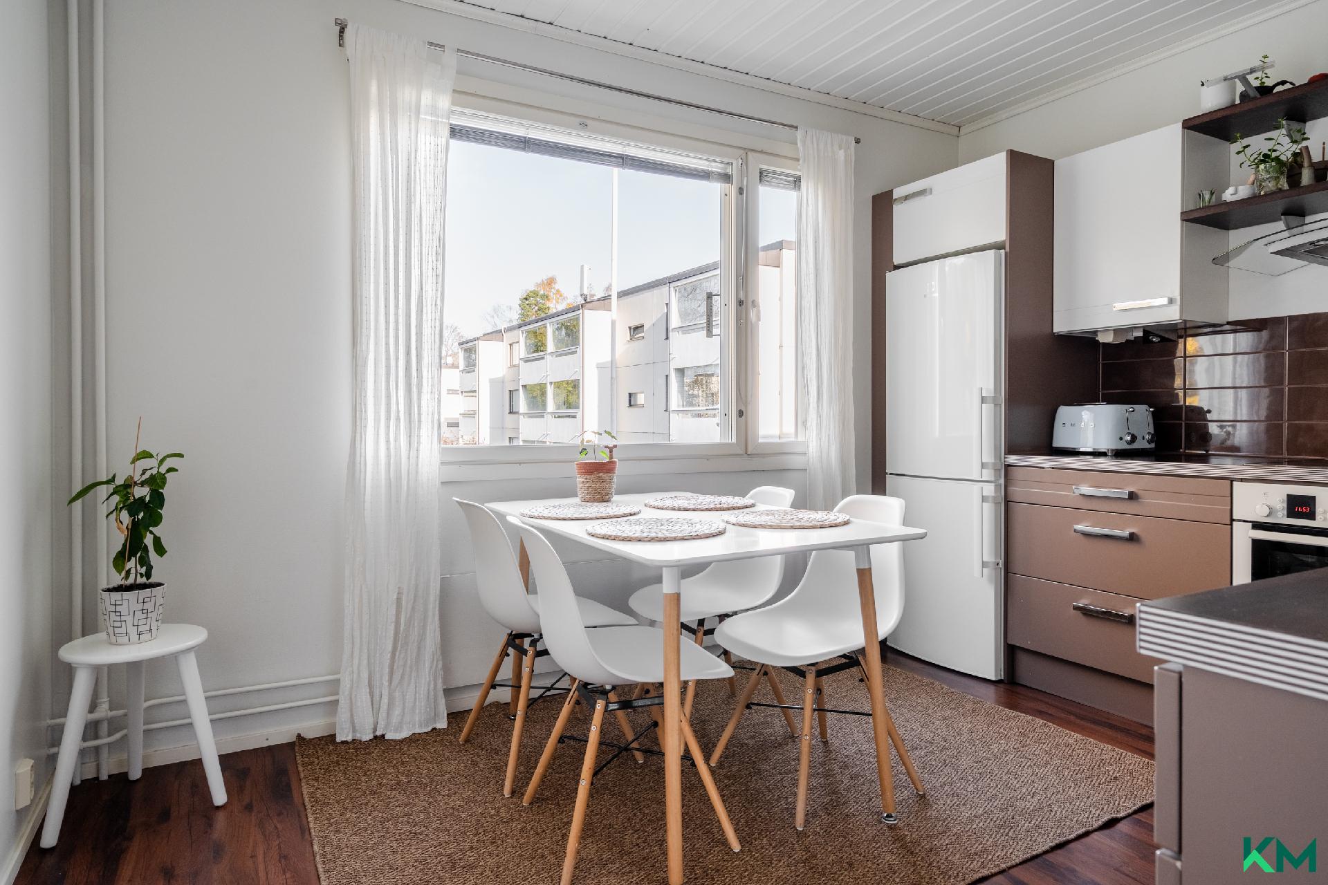 Keittiöön mahtuu hyvin ruokapöytä