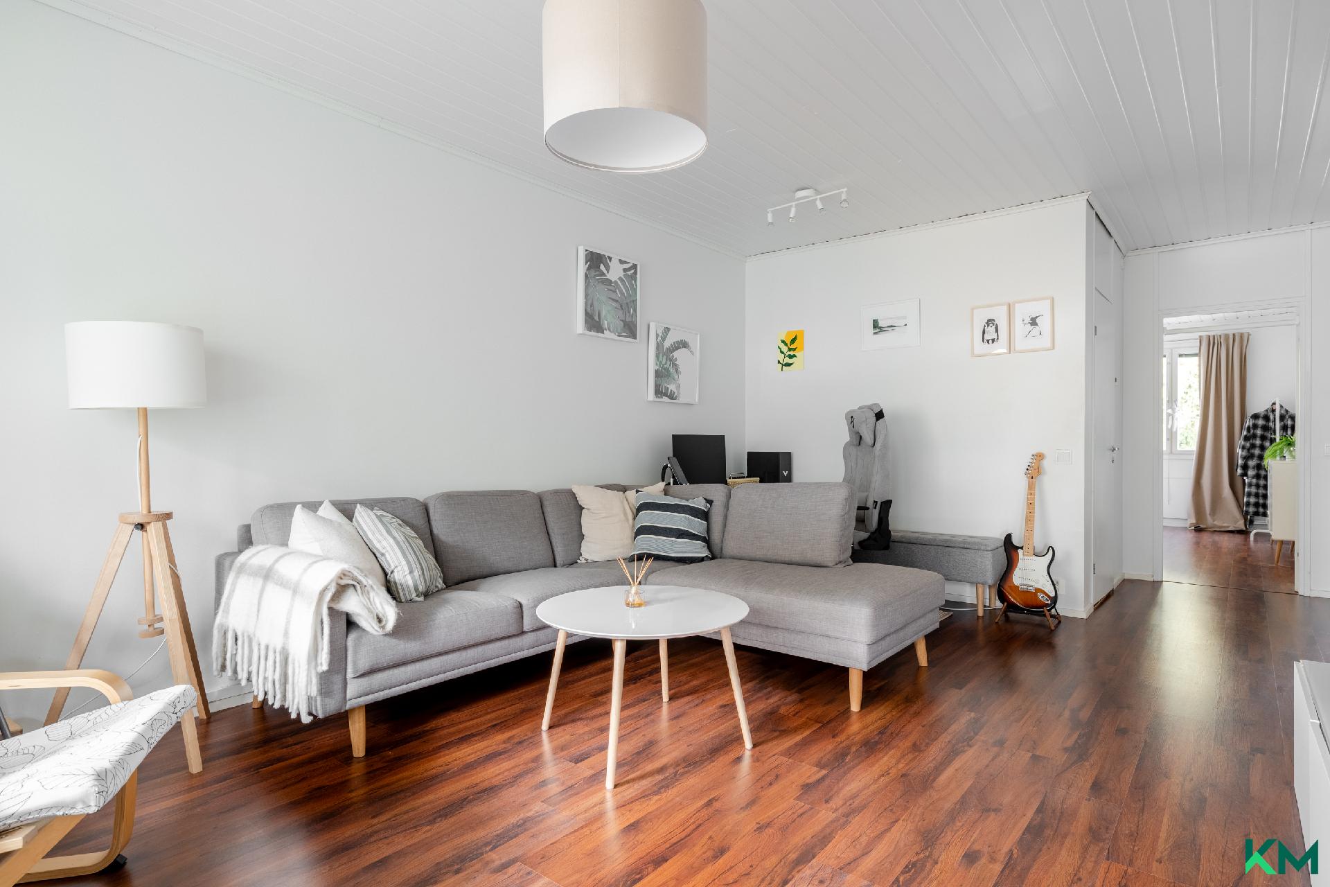 Olohuoneeseen mahtuu hyvin työpiste tai ruokapöytä