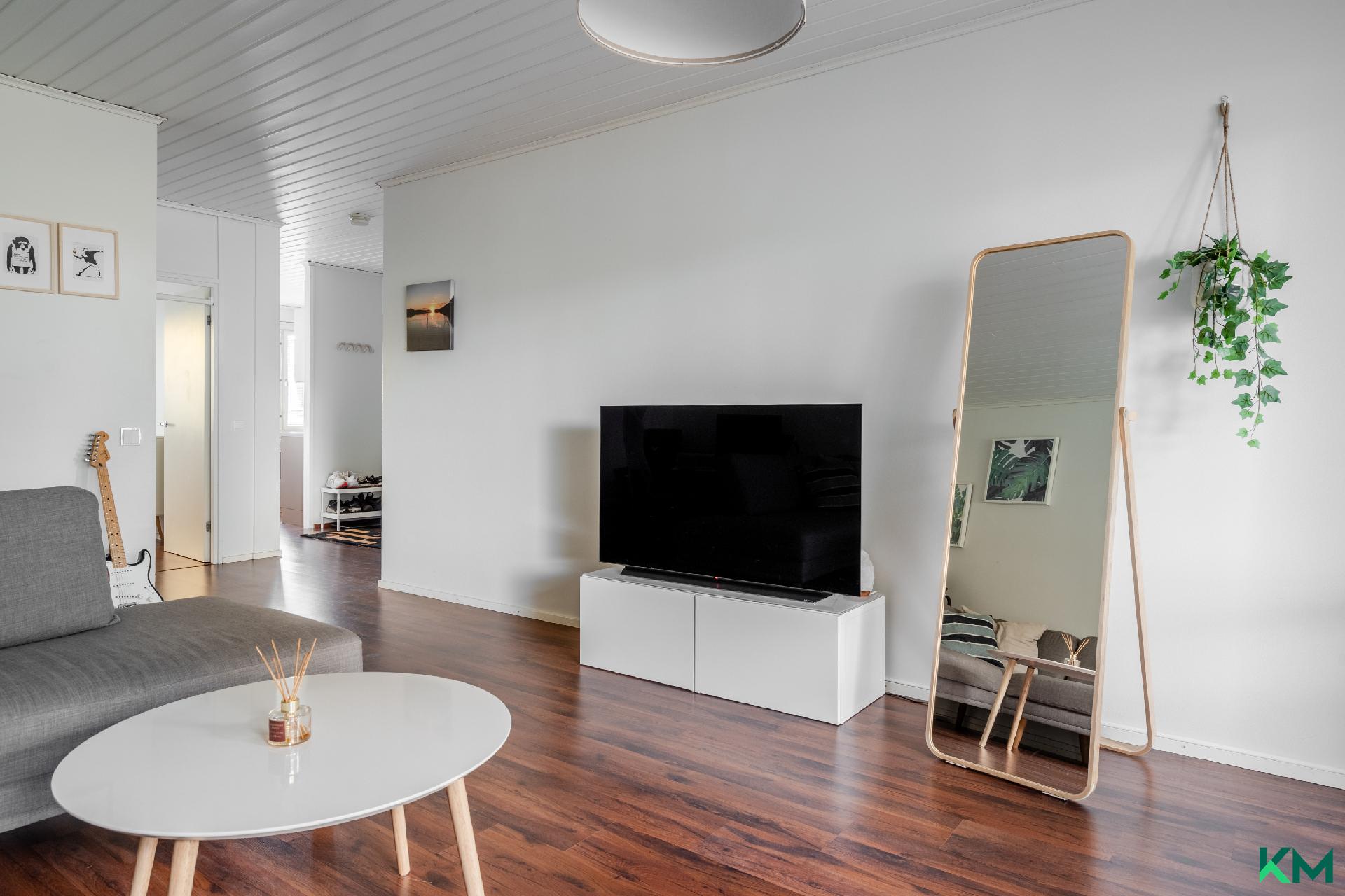 Valoisa läpitalon asunto