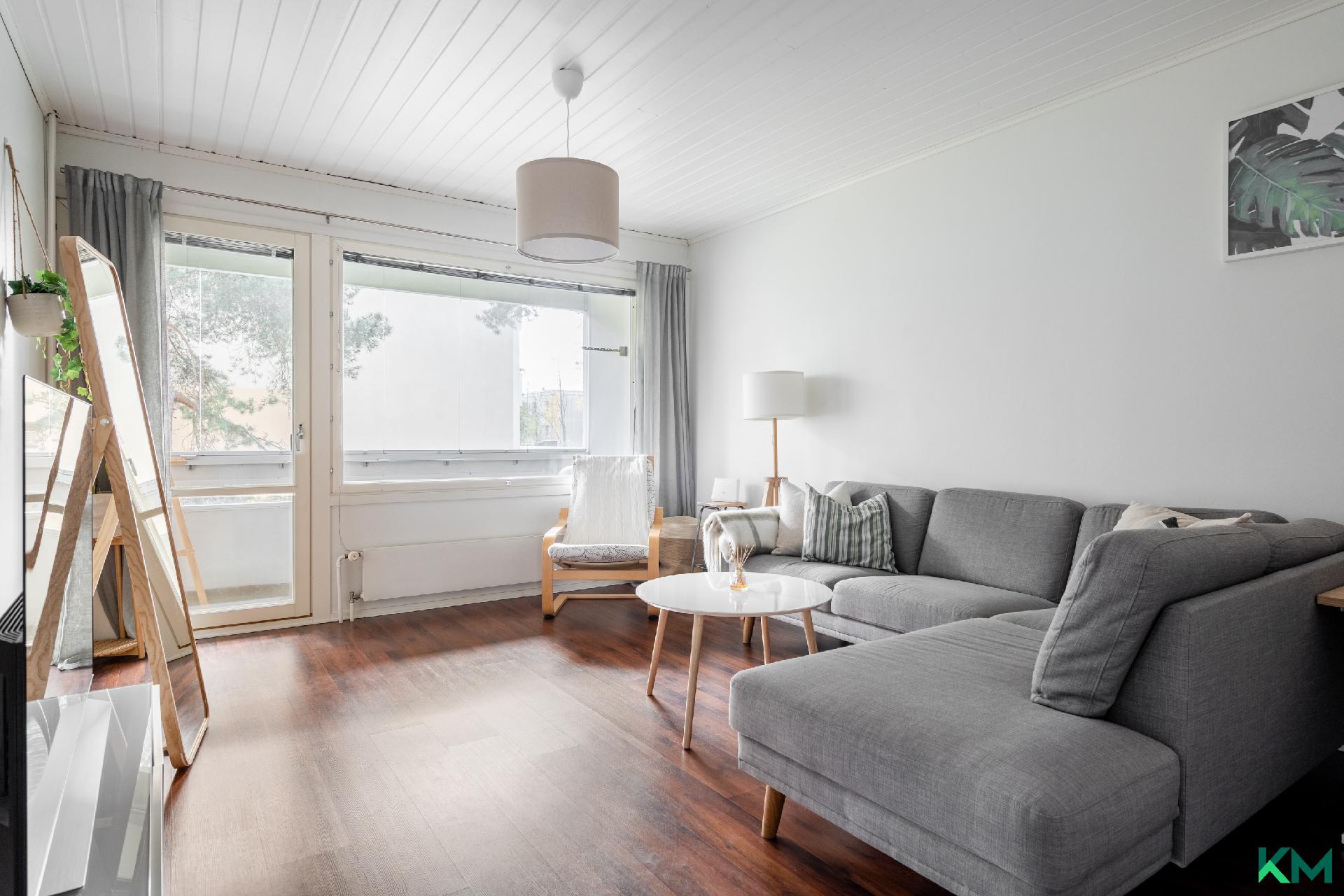 Olohuoneesta kulku parvekkeelle