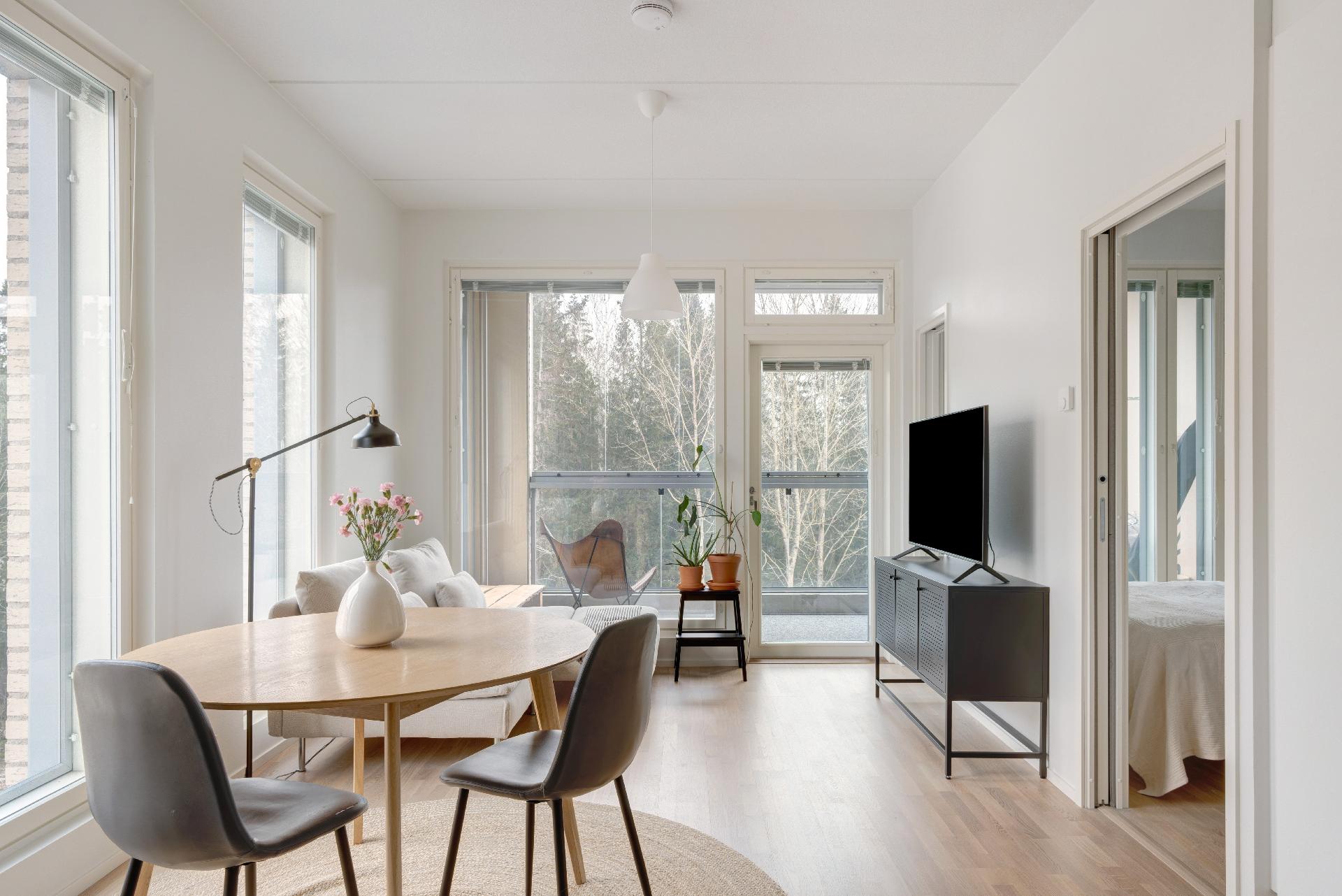 Valoisa kulmahuoneisto