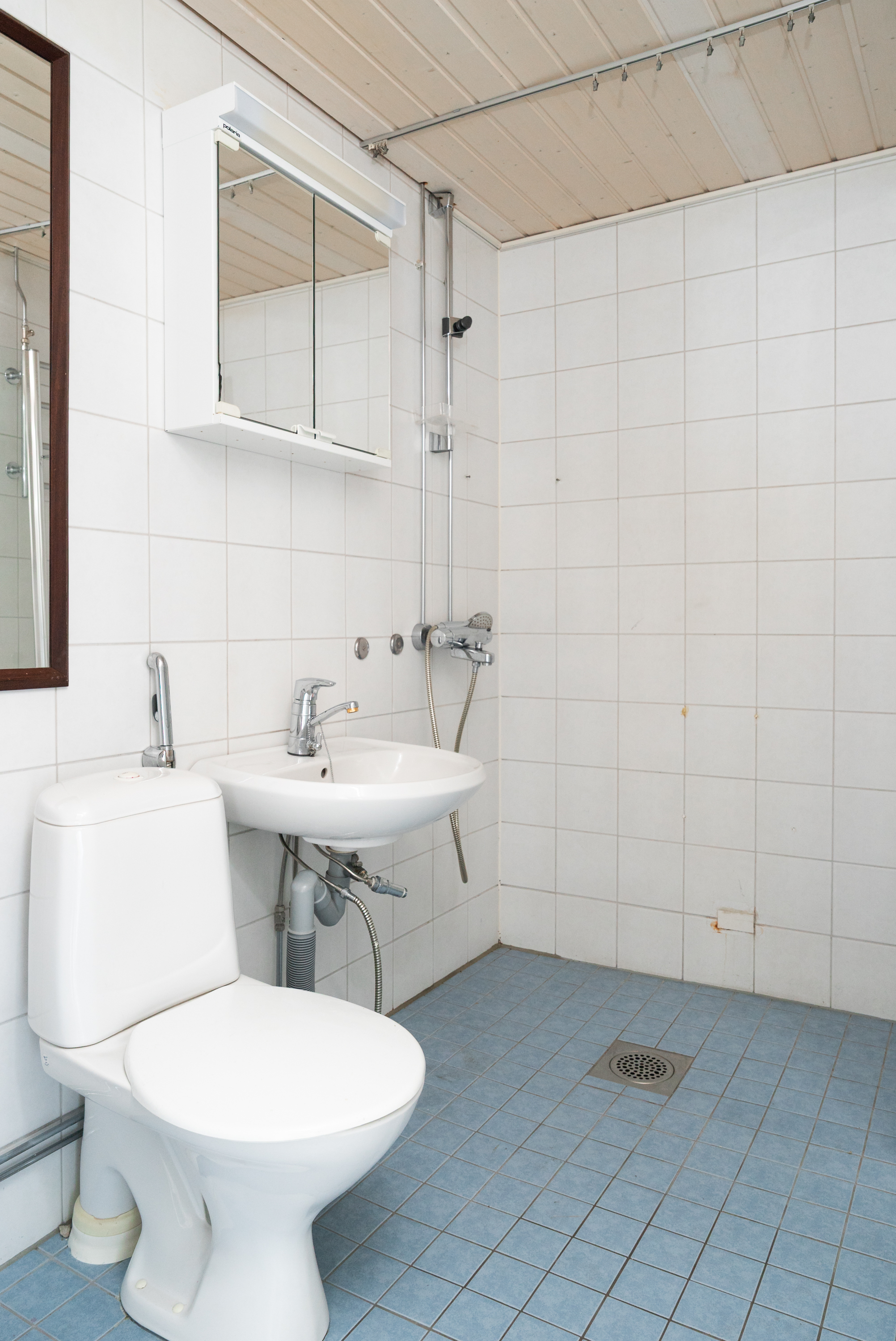 Laatoitettu kylpyhuone