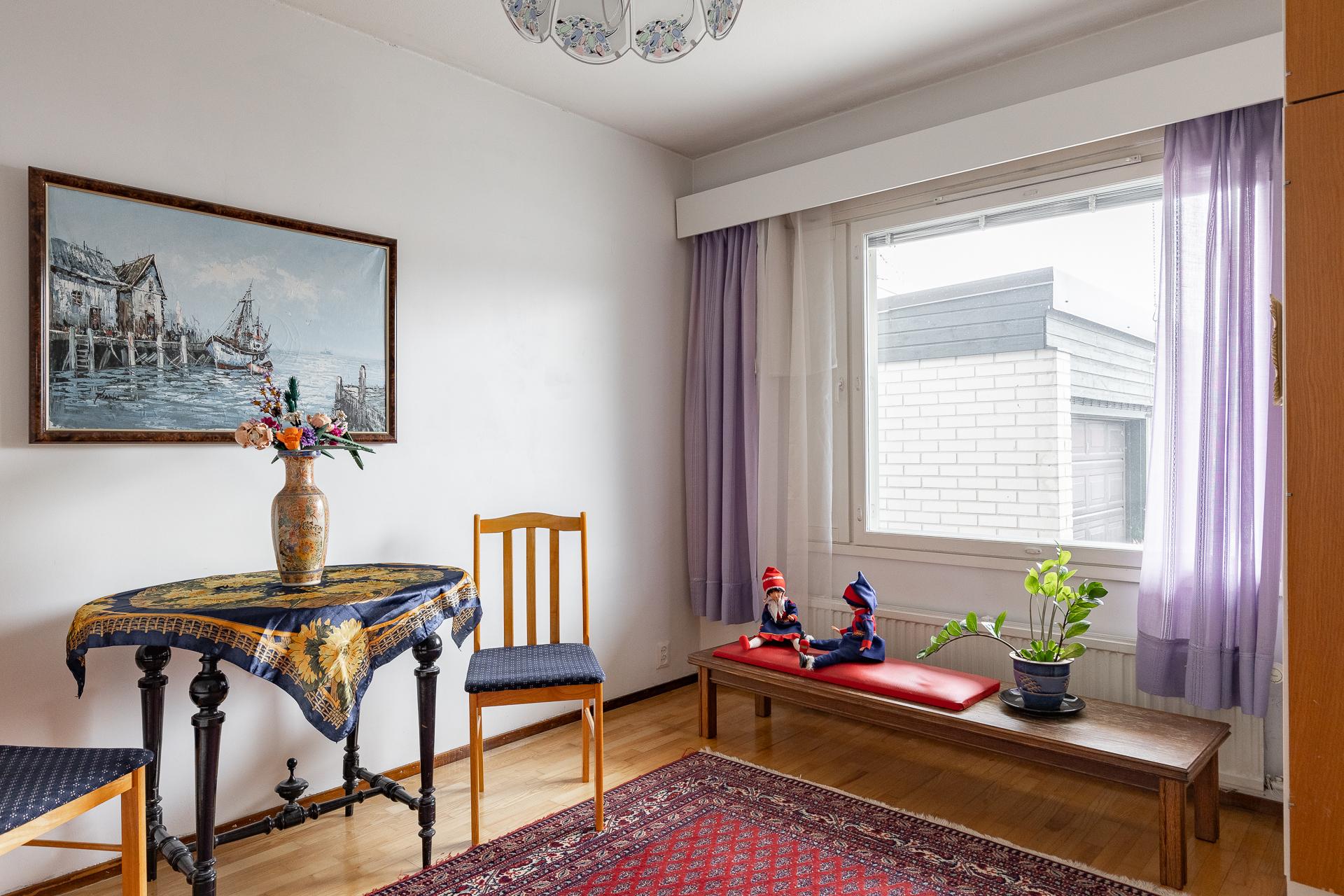 Alakerran makuuhuone