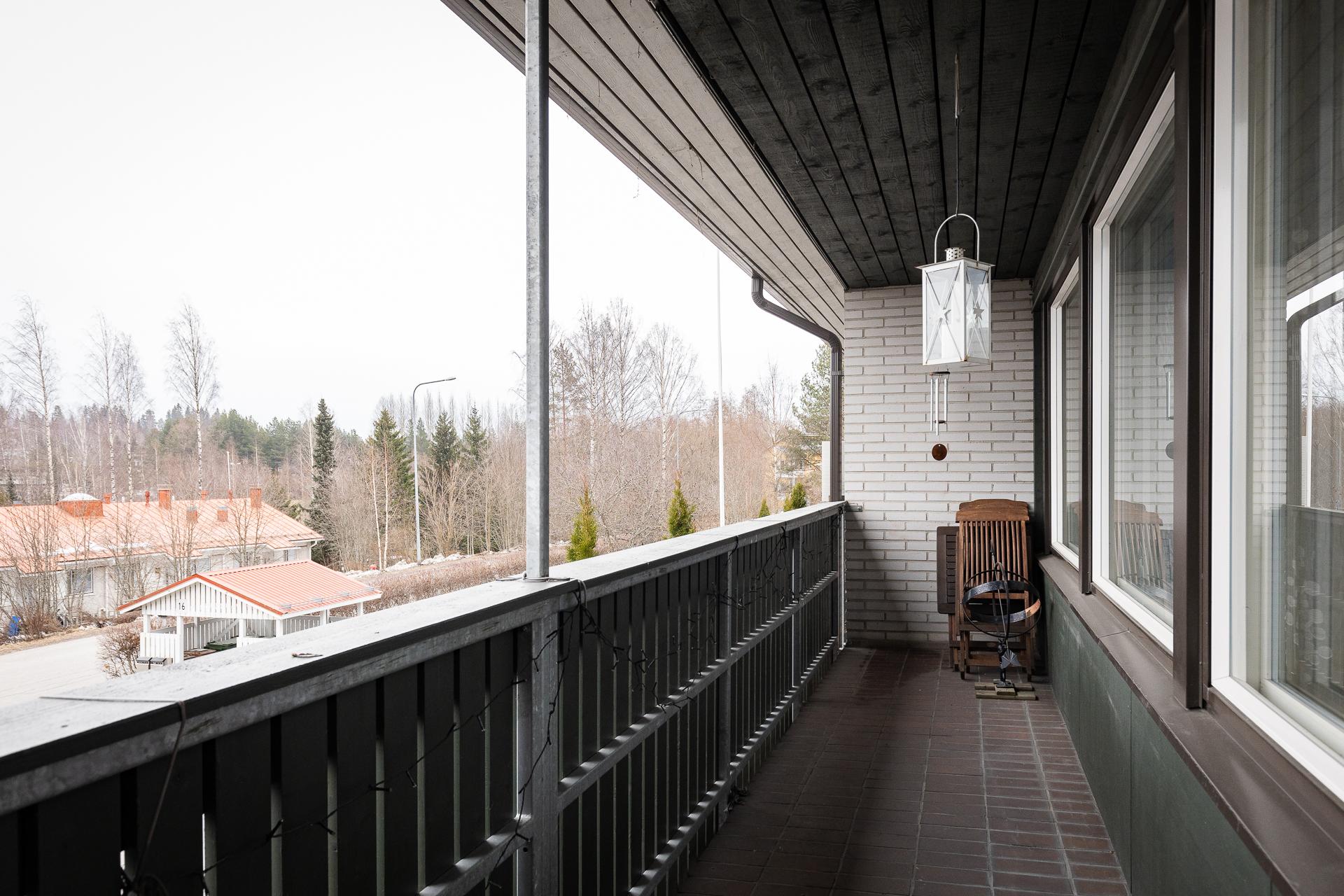 Suurelle parvekkeelle pääsee olohuoneesta