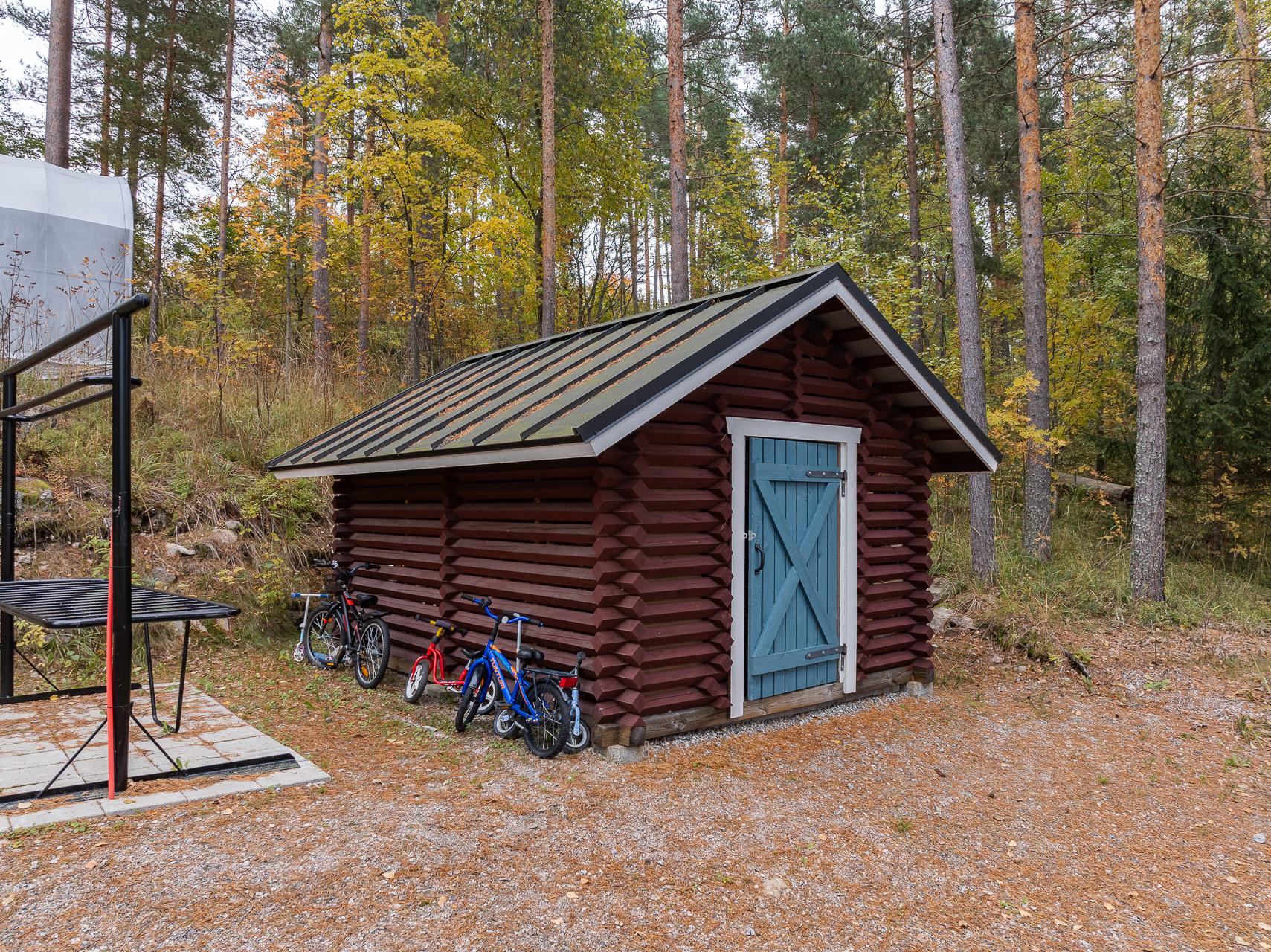 puuvajassa tilaa  huoneistoille joilla takka