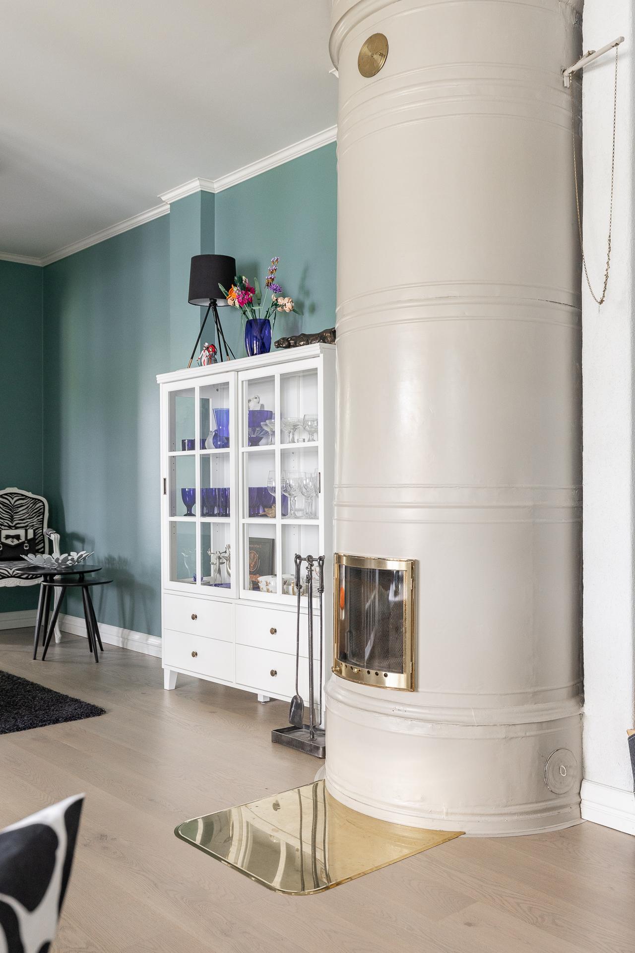 100 vuotta vanha kunnostettu pönttöuuni olohuoneessa