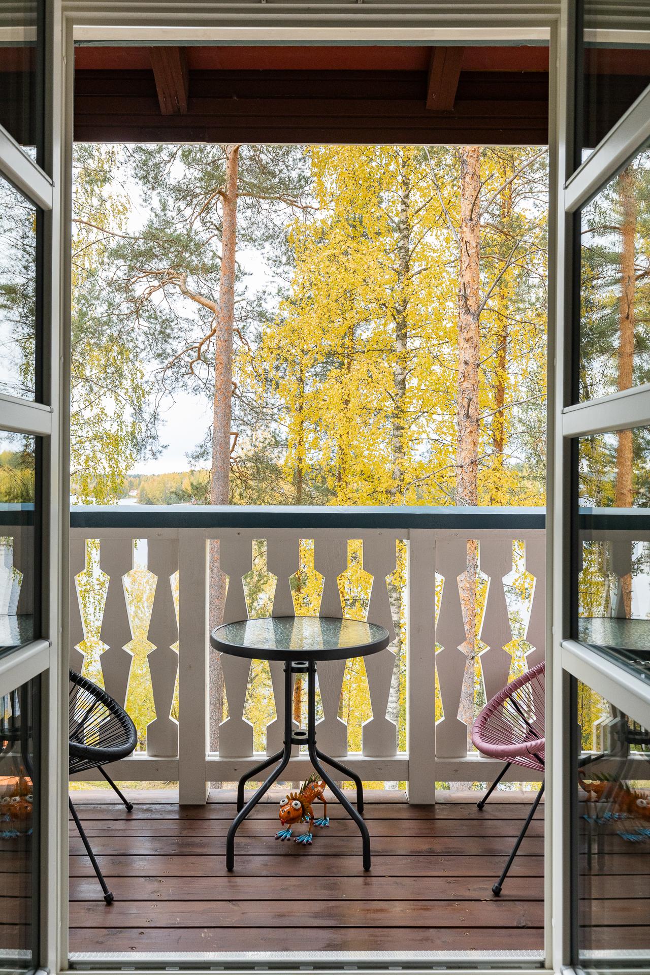 käynti olohuoneesta parvekkeelle