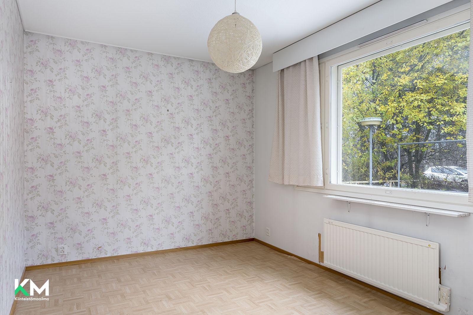 Yksi 1. kerroksen kolmesta makuuhuoneesta