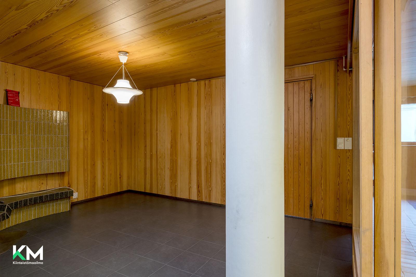 Takkahuone alakerrassa