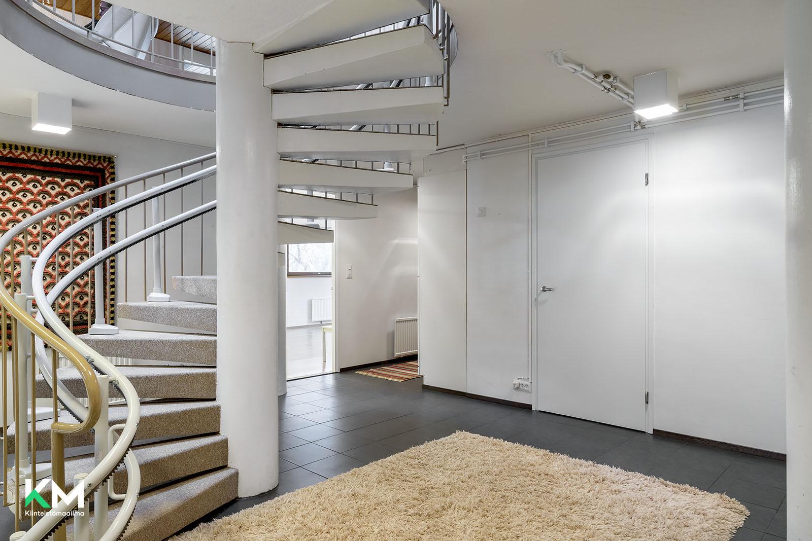 Alakerrassa ison laatan alla lattialämmitys