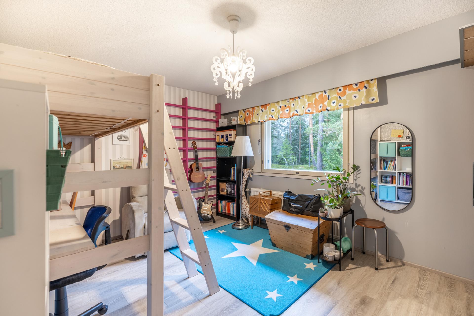 yläkerran makuuhuone