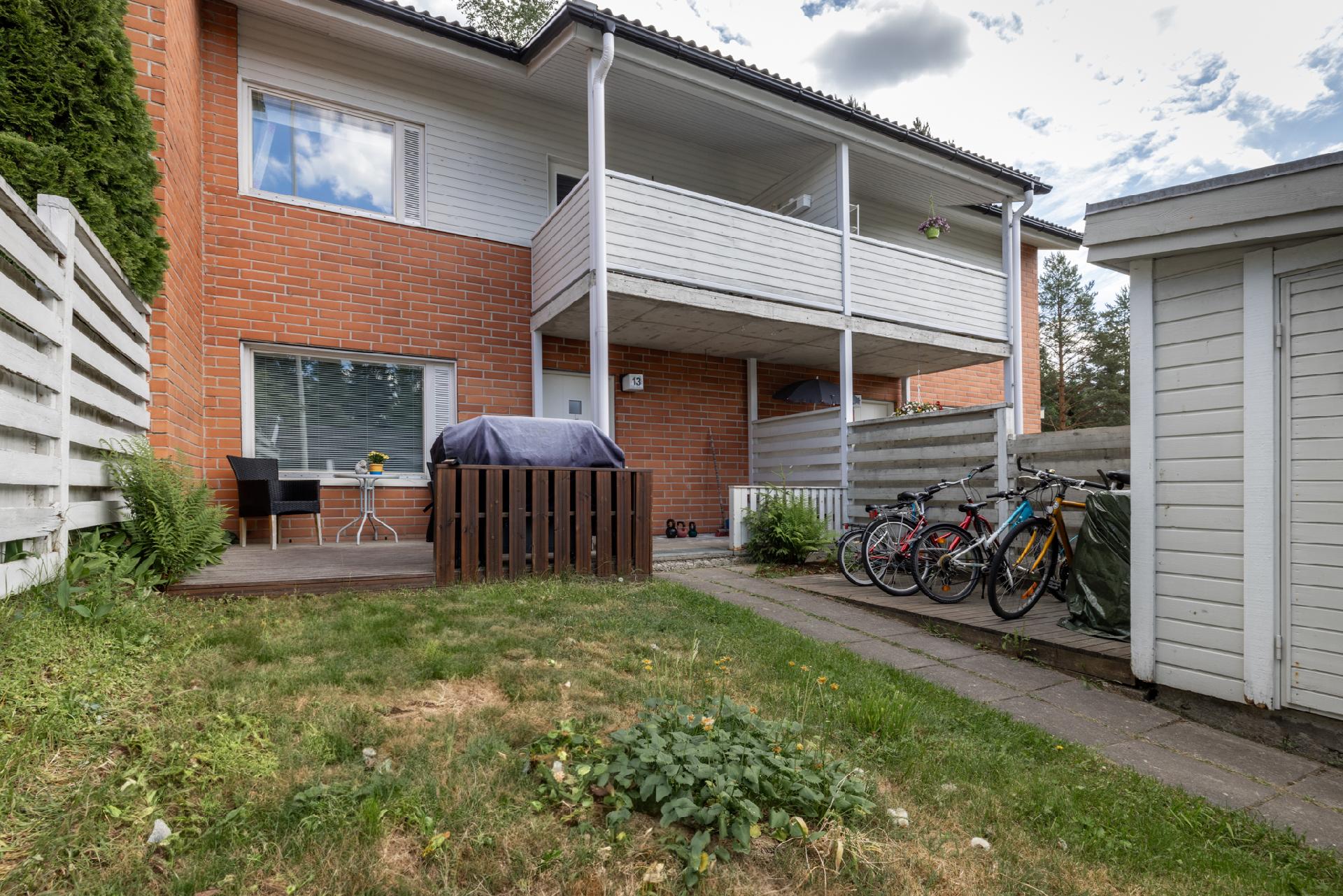 etupihaa (kesäkuva)