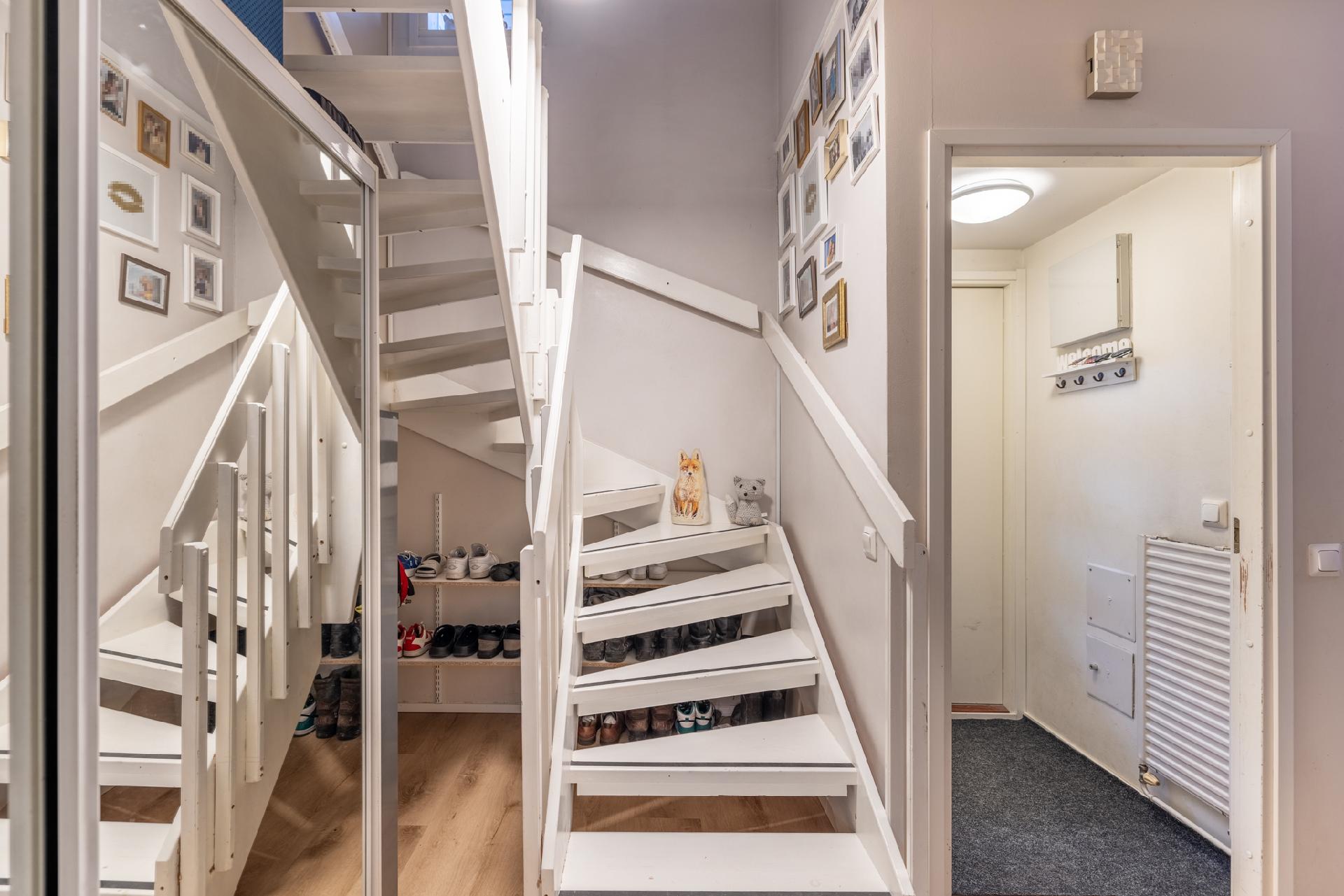 eteisaula ja kulku yläkertaan