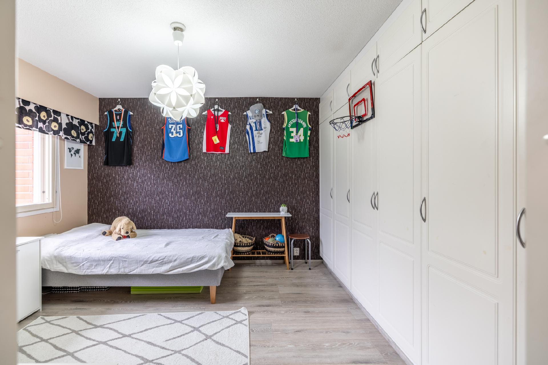 yläkerran toinen makuuhuone