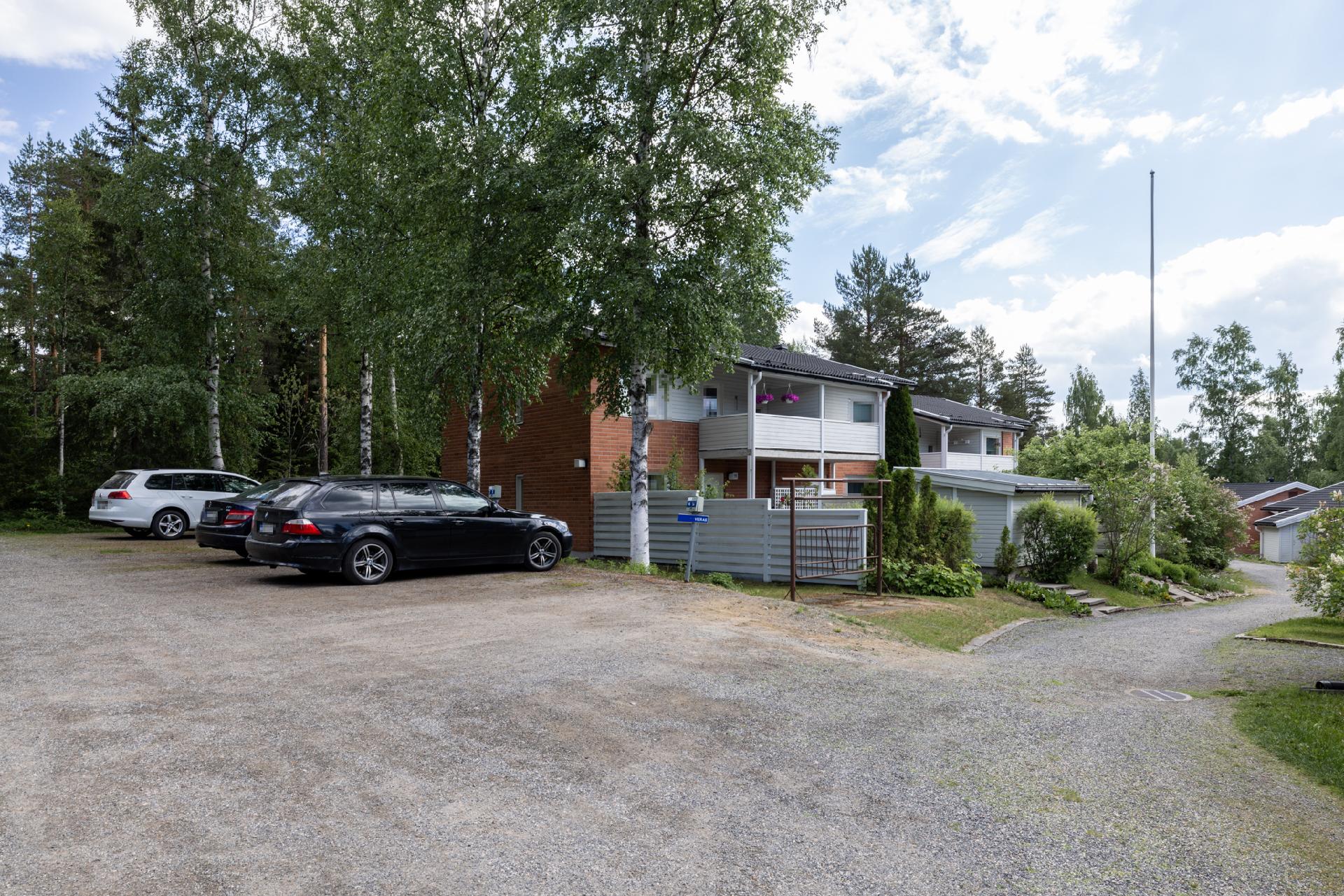 autopaikka (kesäkuva)