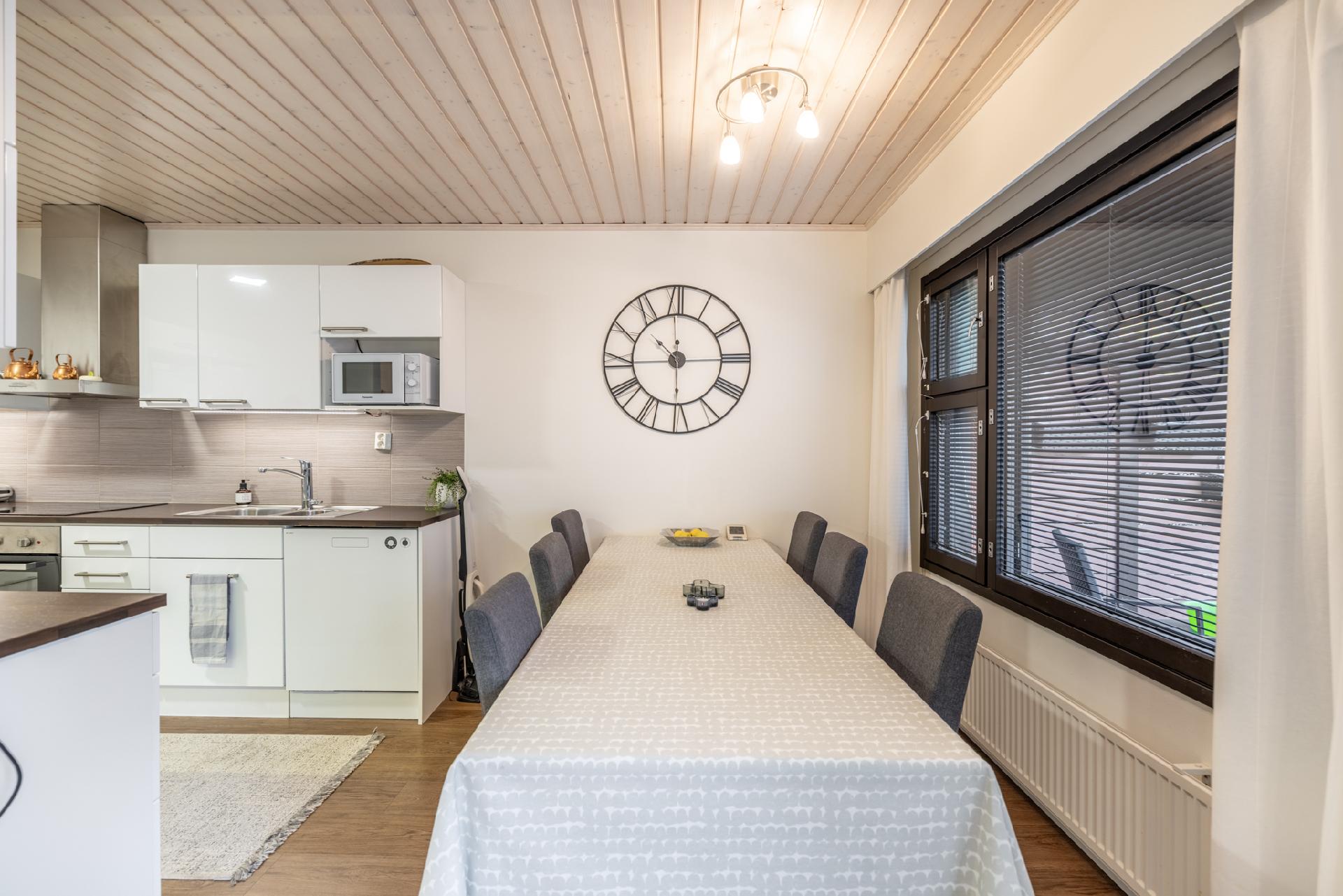 Ruokailutilassa on tilaa isommallekin pöydälle