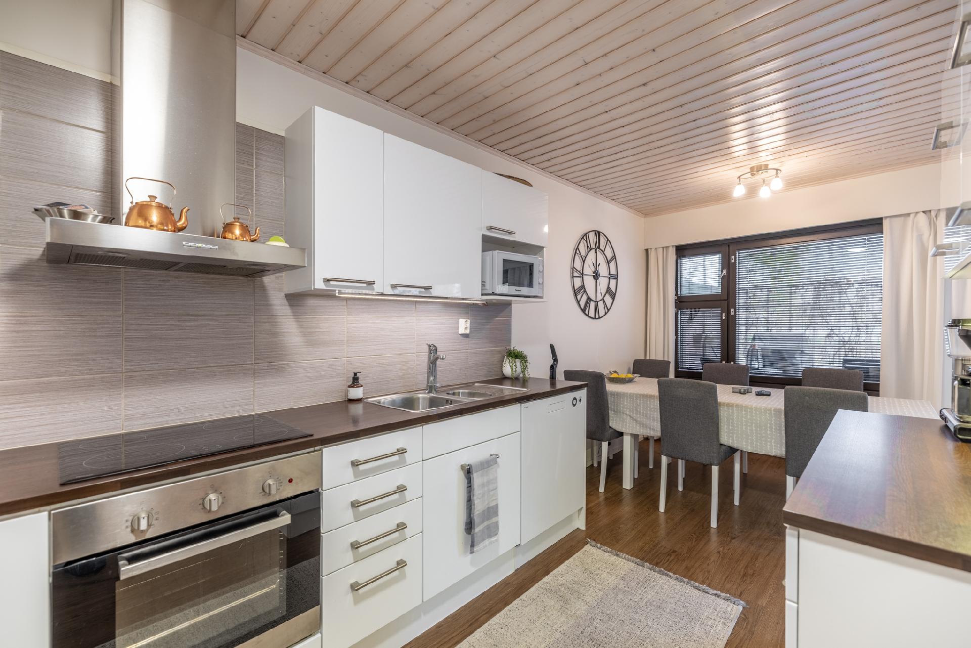 Remontoidussa keittiössä on hyvin kaappitilaa