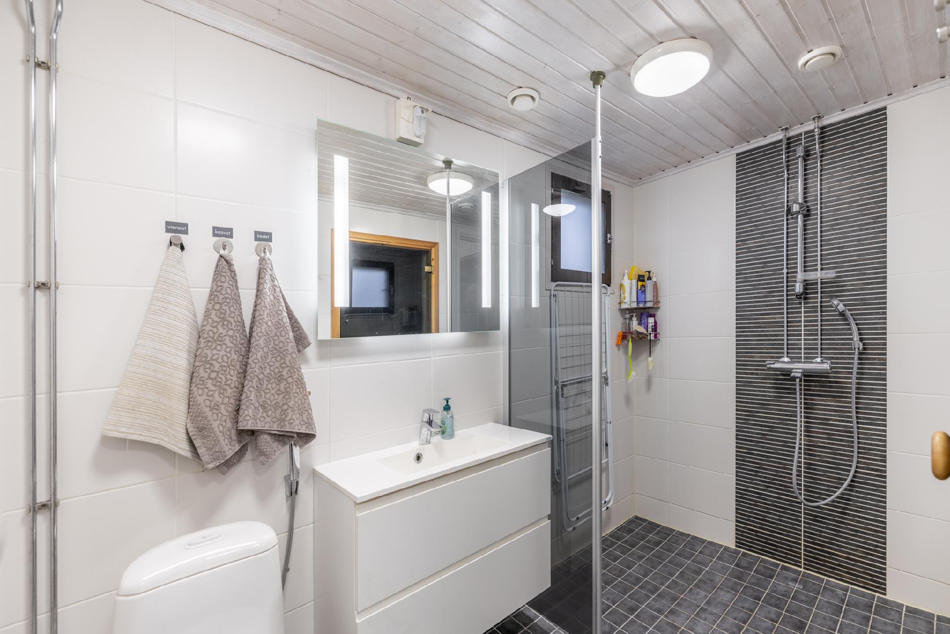 Remontoitu kylpyhuone