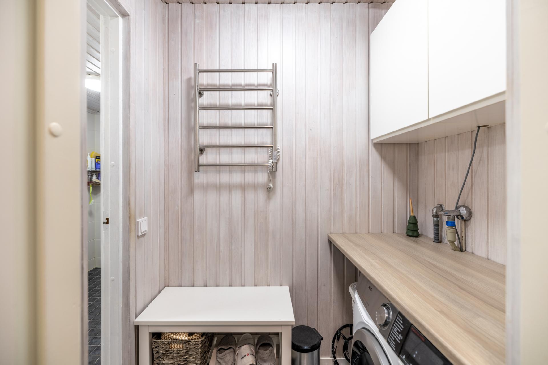 Kylpyhuoneen yhteydessä myös kodinhoitohuonepiste