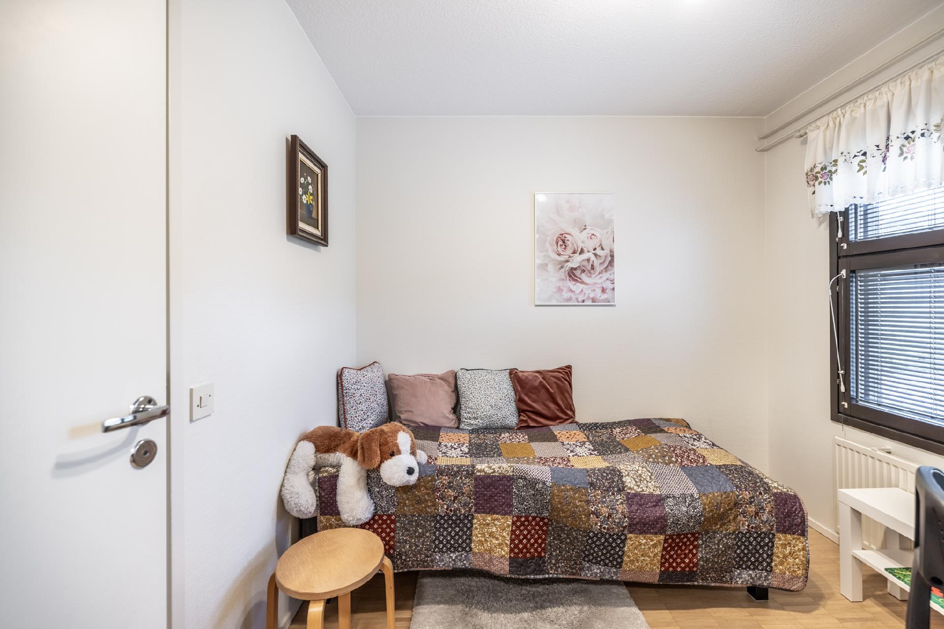 Huoneen yhteydessä vaatehuone