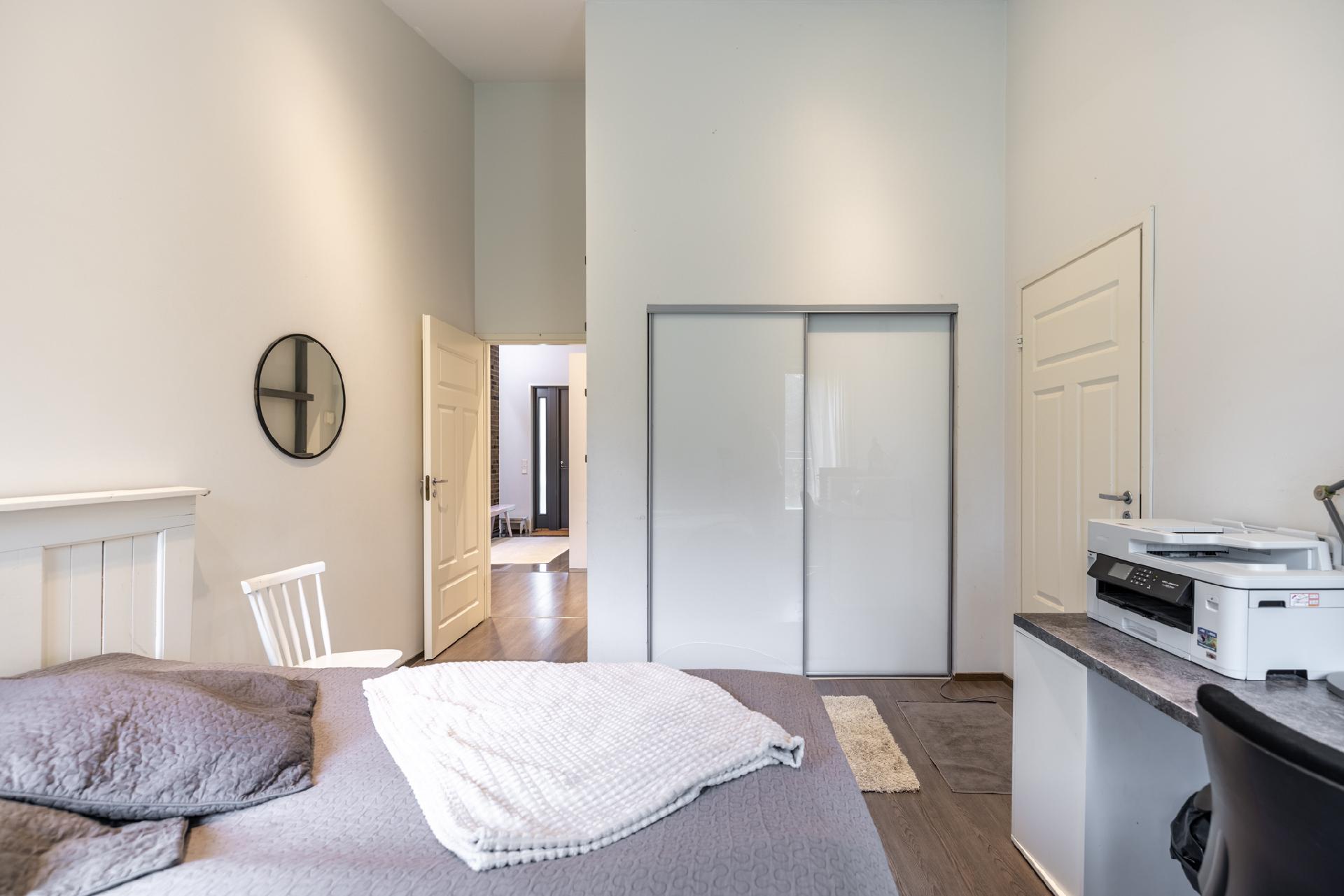 vaatehuone ja vaatehuoneen yläpuolella säilytystilaa