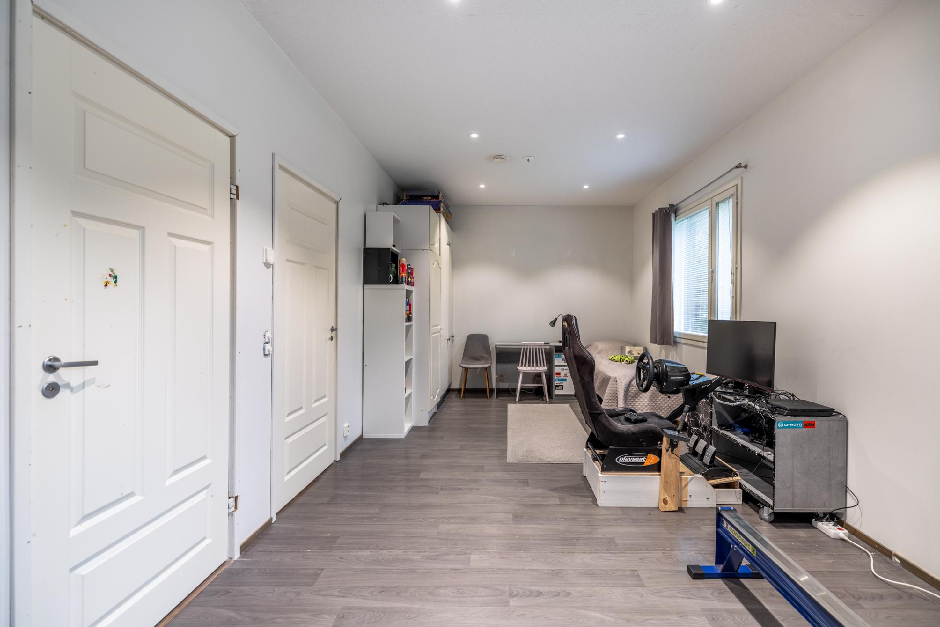 makuuhuone5 (yhdistetty yhdeksi isoksi huoneeksi keväällä 2025)