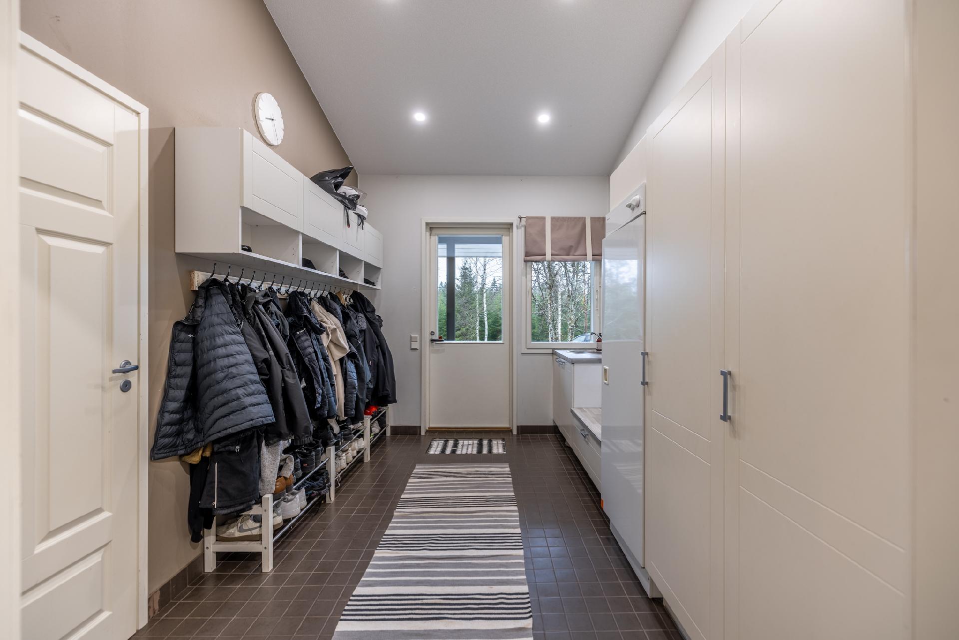 arkieteinen, jonka yhteydessä vaatehuone