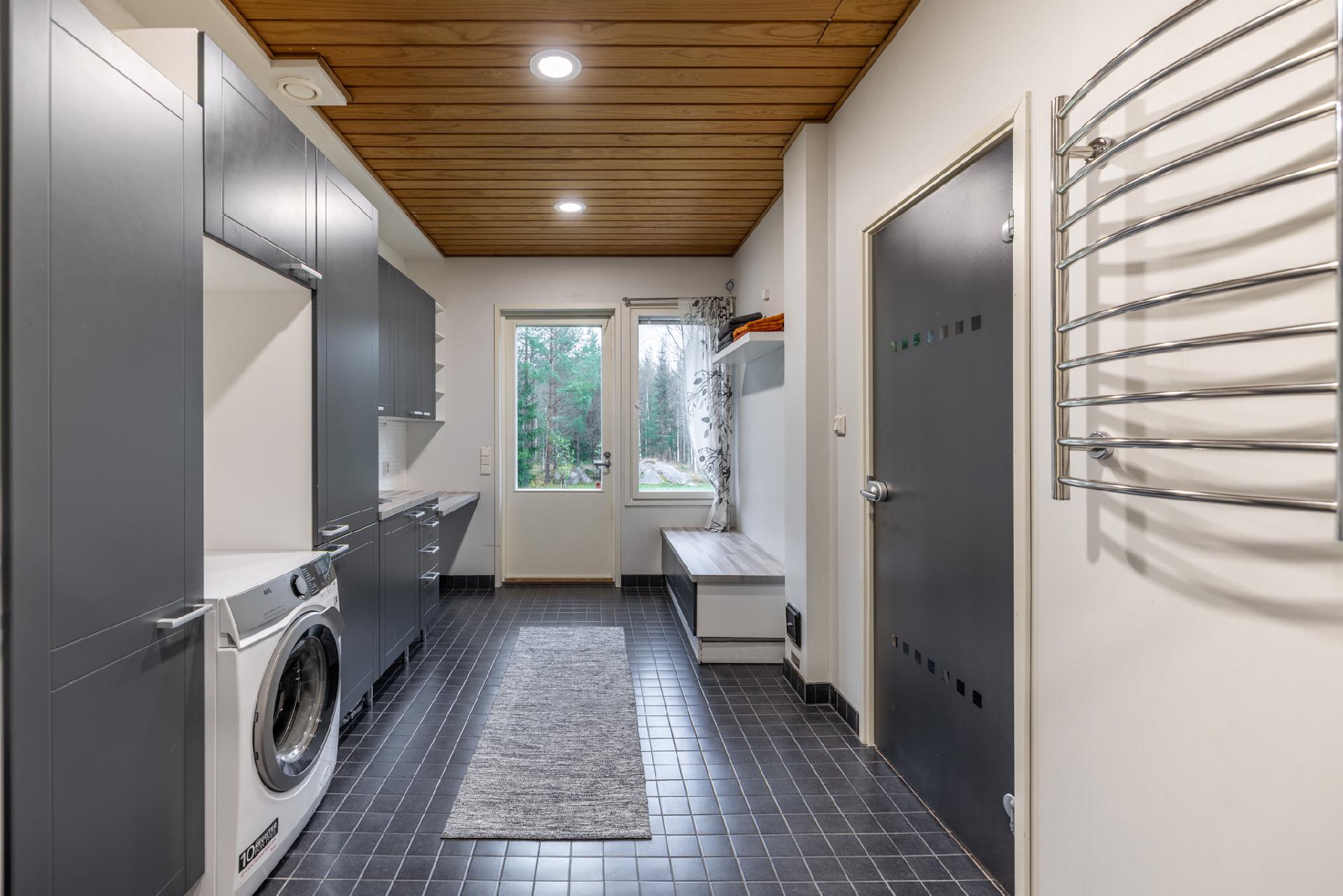 kodinhoitohuoneesta käynti takapihalle