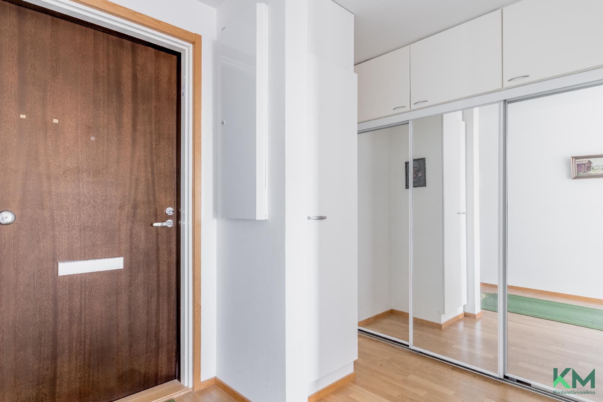 Peililiukuovet eteisessä