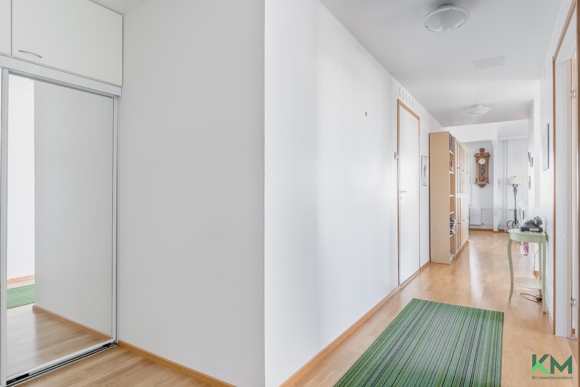 Peililiukuovet eteisessä 