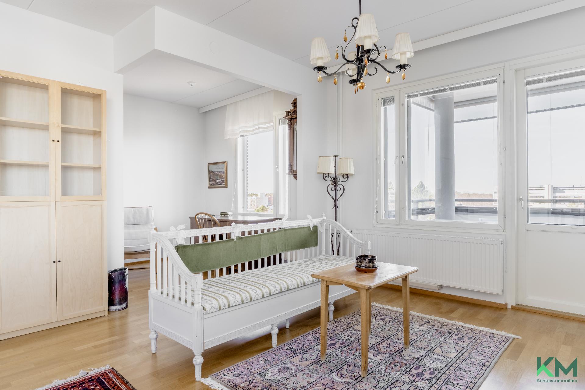 Olohuoneesta käynti lasitetulle parvekkeelle