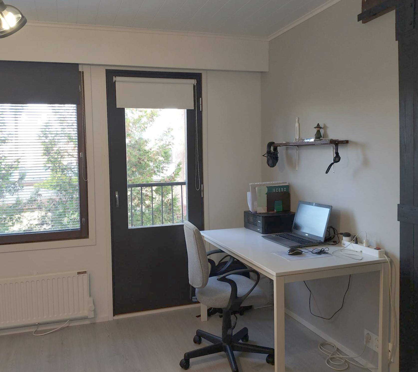 Päämakuuhuoneessa on ranskalainen parveke. Oikealla vaatehuone liukuoven takana.