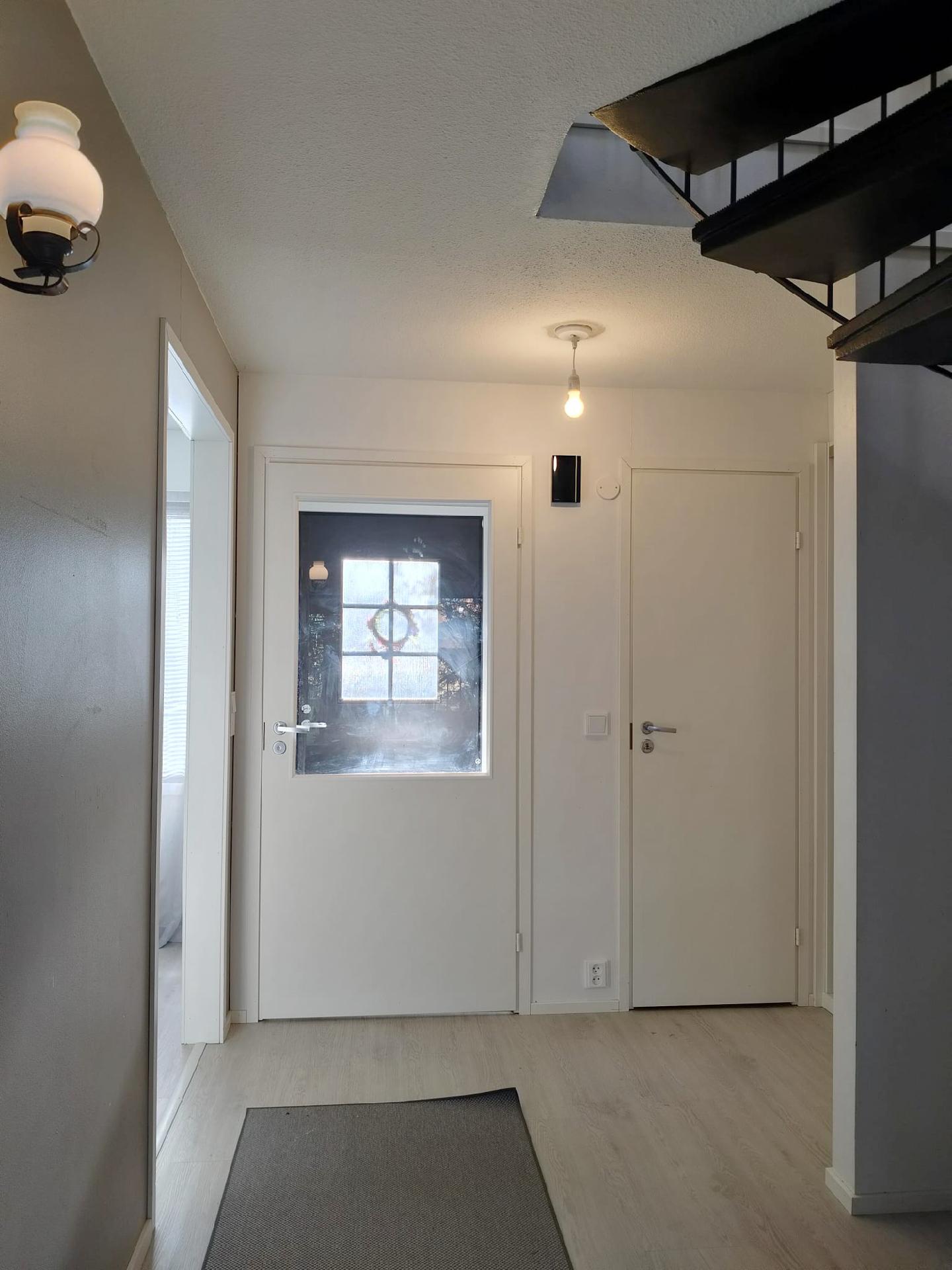 Tuulikaappi, oikealla erillinen wc