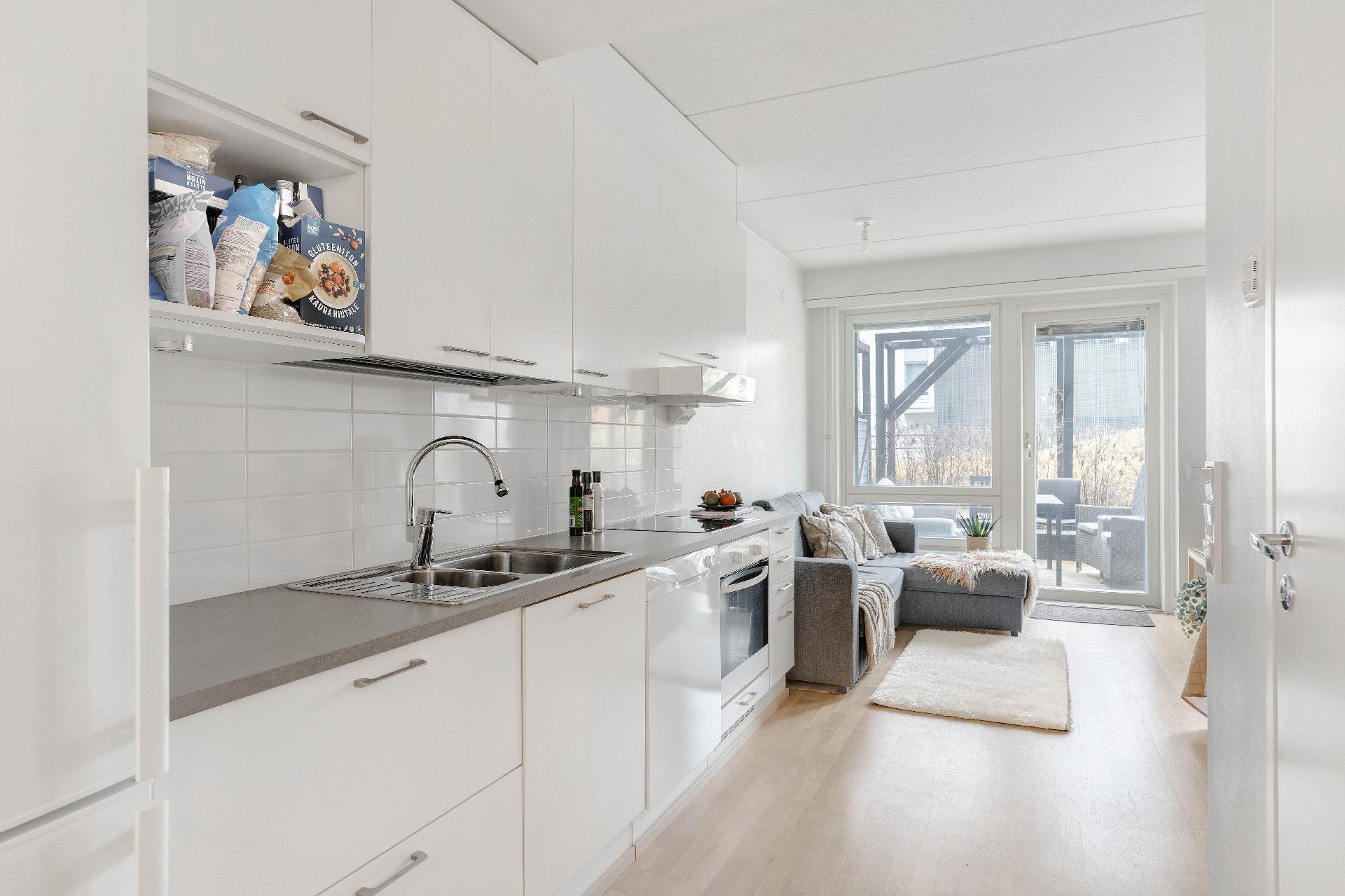 Keittiötila jatkuu kätevästi eteisestä.